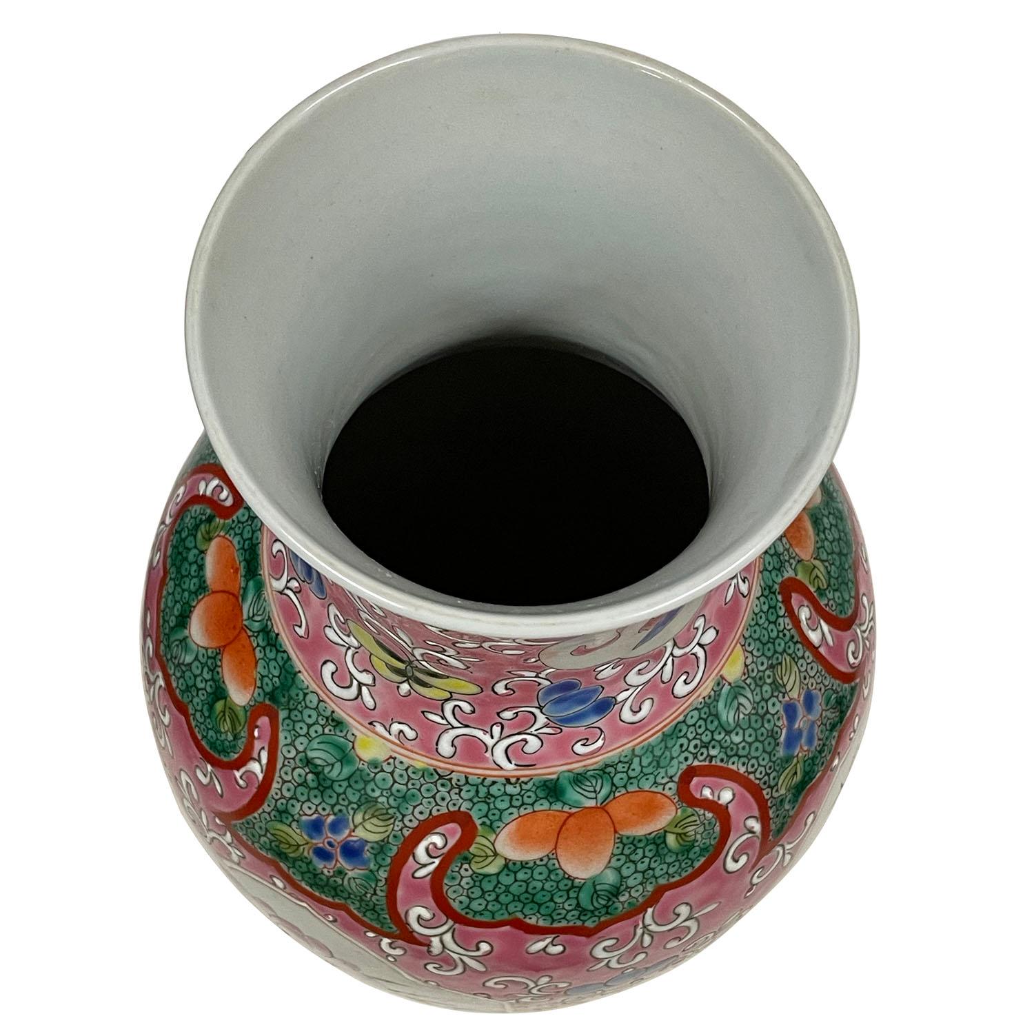 Early-20th Century Antique Chinese Famille Rose Porcelain Vase For Sale 2
