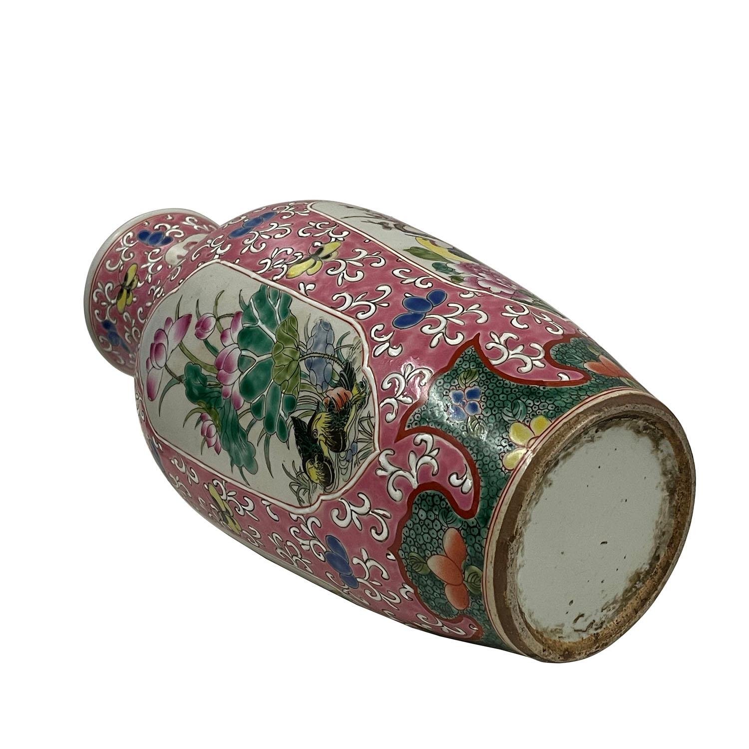 Early-20th Century Antique Chinese Famille Rose Porcelain Vase For Sale 3