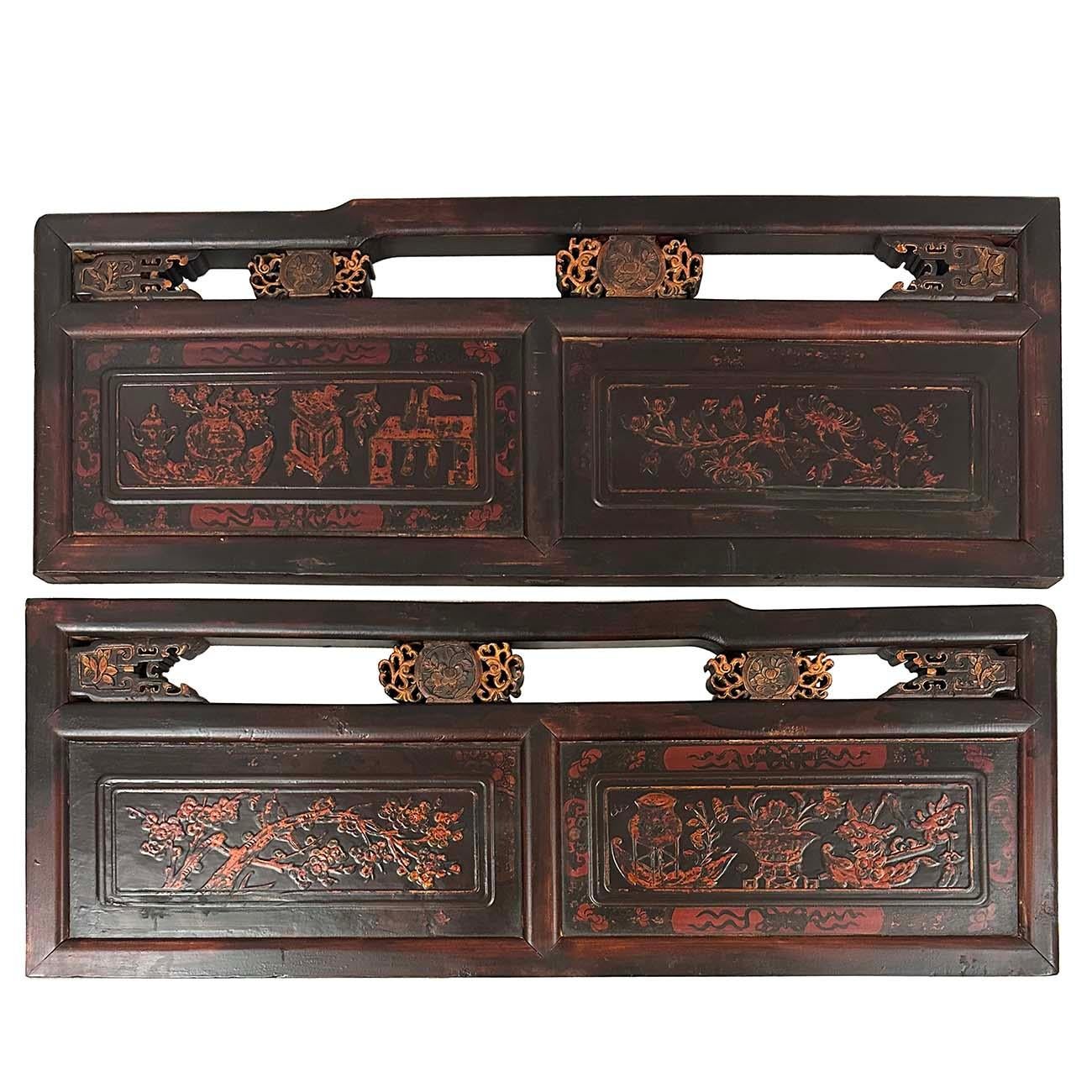 Este par de antiguos paneles chinos tallados en madera formaban parte de la cama de día china, que data de 1900 y procede del sur de China. Son dos paneles idénticos de dos lados de la cama. Tiene dos tallas en relieve profundo y flores talladas