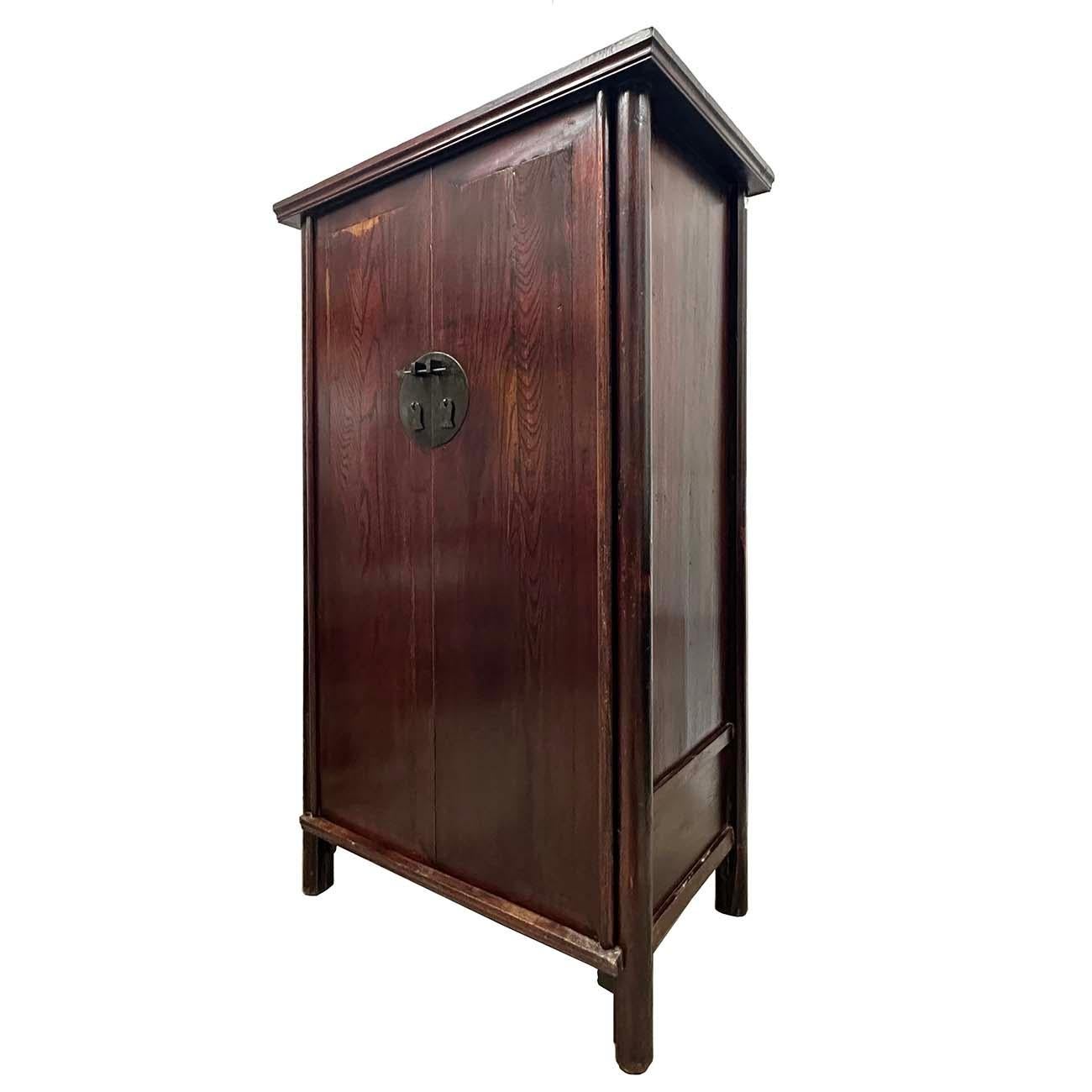 Questo bellissimo armadio da sole cinese laccato è dotato di una ferramenta rotonda in ottone con maniglia e perno in ottone. Entrambi i lati e il retro sono rifiniti. Questo armadio è stato realizzato intorno al 1900 in legno massiccio di olmo con