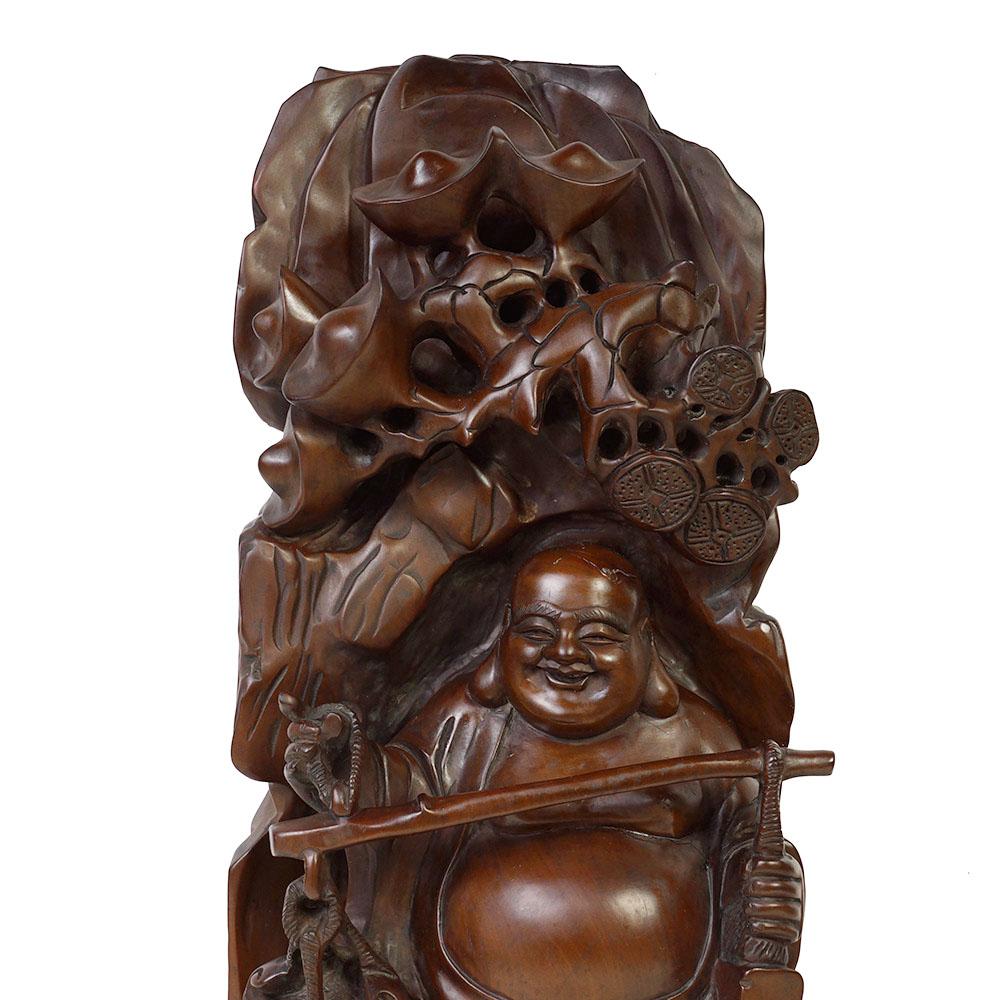 Cette magnifique statuette chinoise ancienne en bois sculpté du Bouddha heureux a des travaux de sculpture à la main très détaillés. Tout est fait et sculpté à la main. Happy Buddha se tenant sous l'arbre à argent et tenant une balance signifie