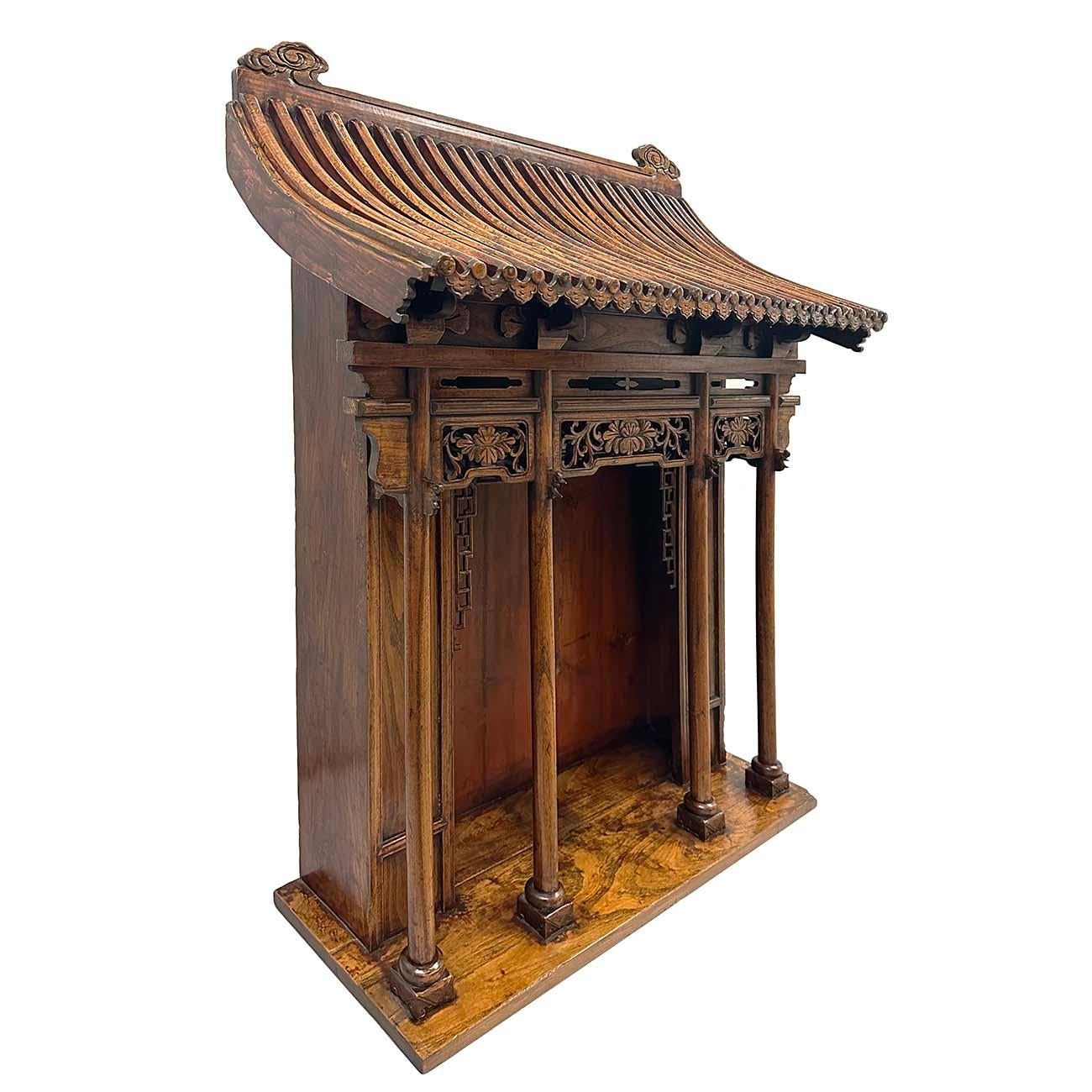 Dieser antike chinesische geschnitzte Altar/Buddha Shine ist 100% handgefertigt und handgeschnitzt aus Zypressenholz. Er hat eine über 100-jährige Geschichte und ist einem echten buddhistischen Tempel nachempfunden, der sogar eine verkleinerte