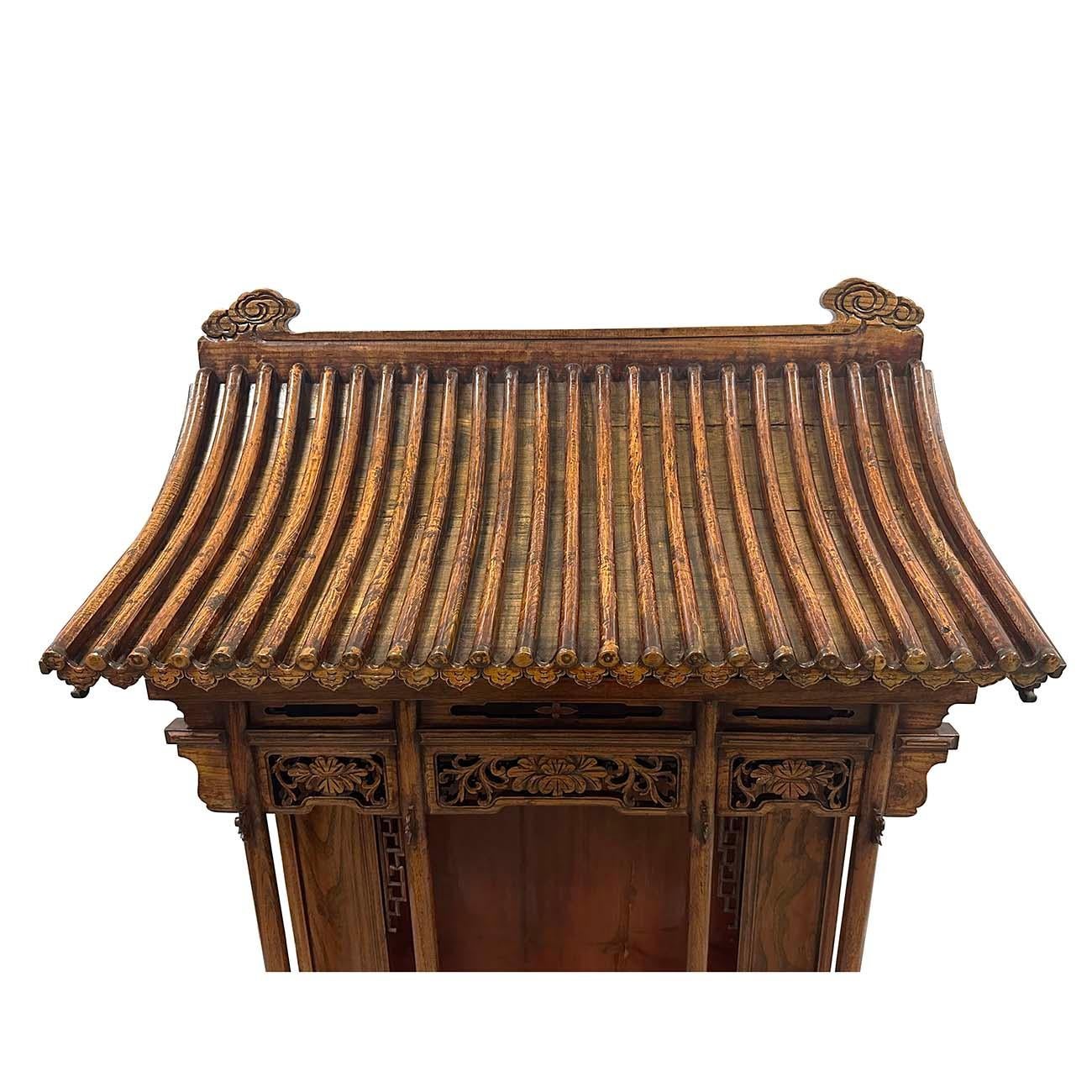 Antiker chinesischer geschnitzter Altar/Buddha-Haus/Shrine aus Holz, frühes 20. Jahrhundert (Chinesischer Export) im Angebot