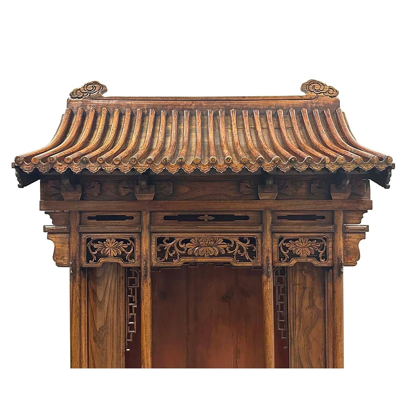 Antiker chinesischer geschnitzter Altar/Buddha-Haus/Shrine aus Holz, frühes 20. Jahrhundert (Chinesisch) im Angebot