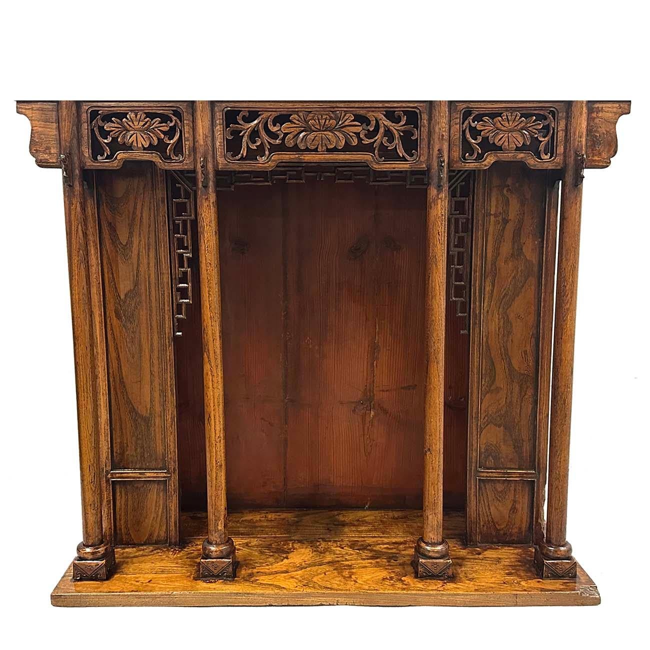Antiker chinesischer geschnitzter Altar/Buddha-Haus/Shrine aus Holz, frühes 20. Jahrhundert (Handgeschnitzt) im Angebot