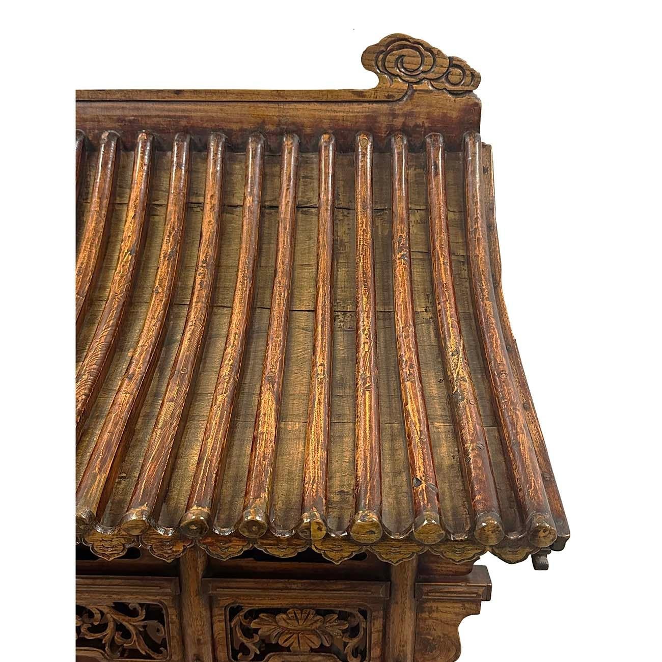Antiker chinesischer geschnitzter Altar/Buddha-Haus/Shrine aus Holz, frühes 20. Jahrhundert im Zustand „Gut“ im Angebot in Pomona, CA