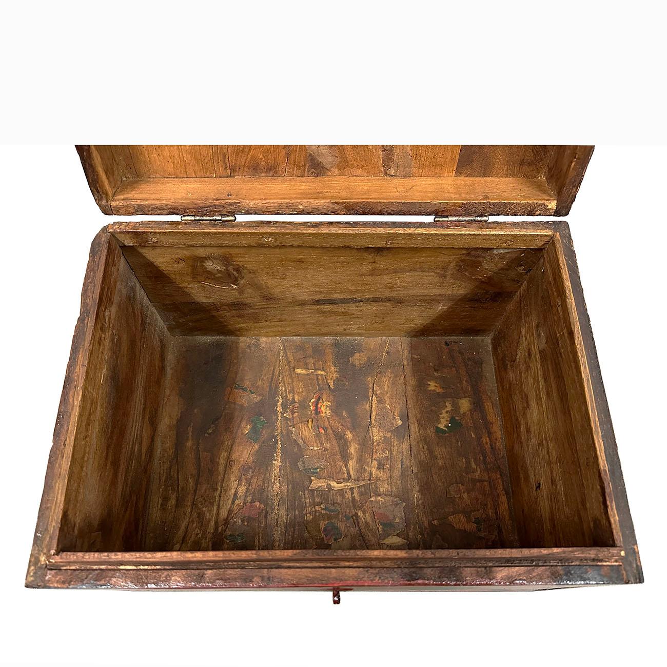Chinois Boîte chinoise ancienne en bois peint du début du 20e siècle en vente