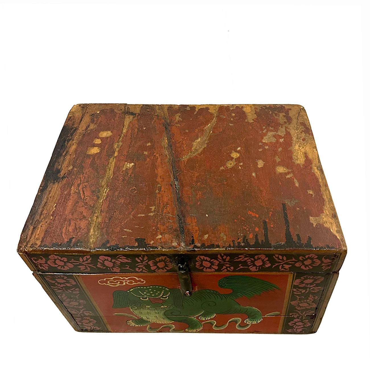 Peint à la main Boîte chinoise ancienne en bois peint du début du 20e siècle en vente