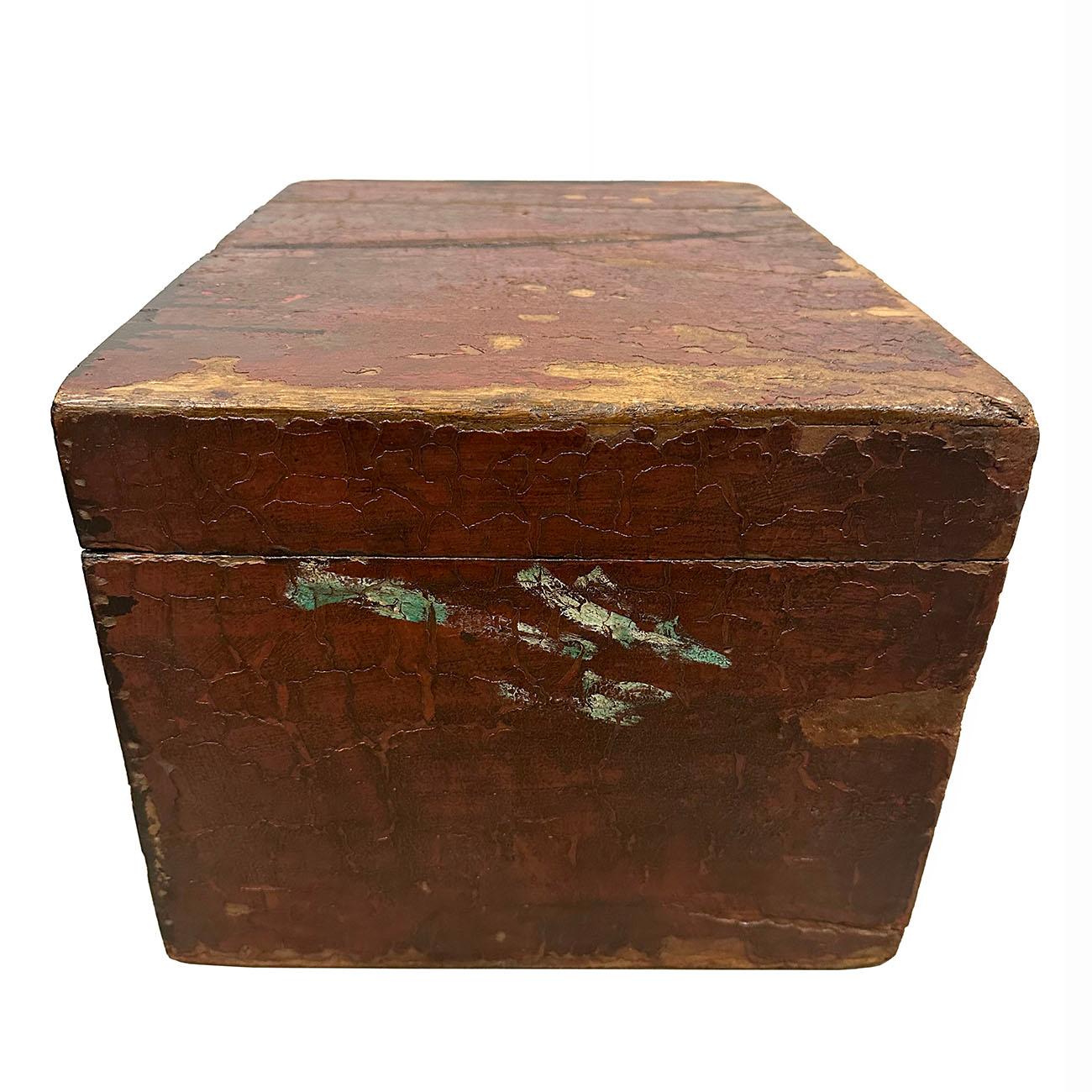 Boîte chinoise ancienne en bois peint du début du 20e siècle Bon état - En vente à Pomona, CA