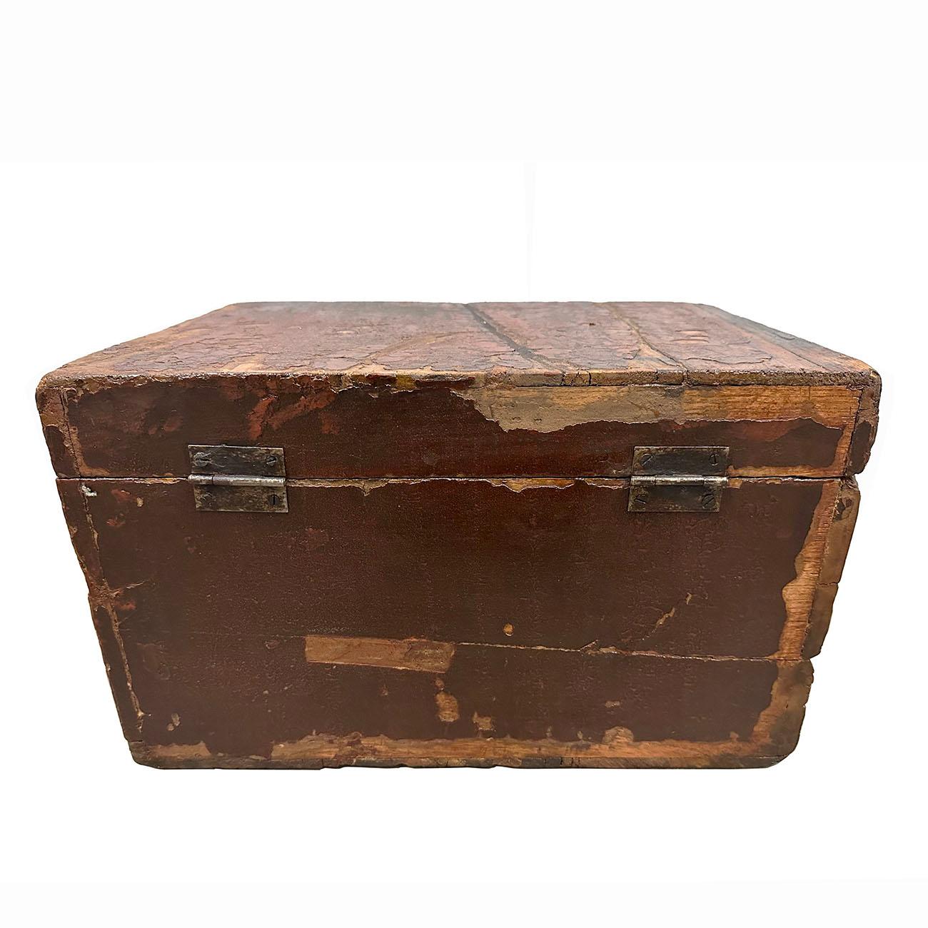 Early 20th Century Antique Chinese Wooden Painted Box For Sale 2