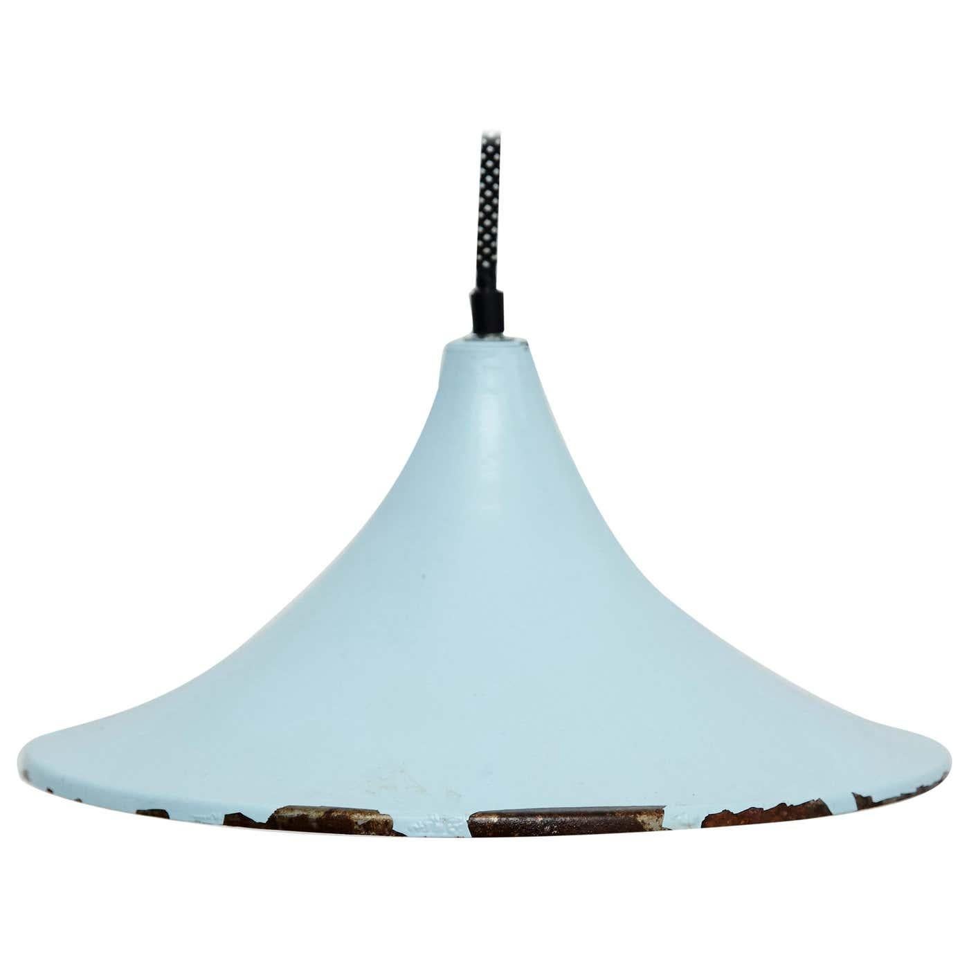 Anfang des 20. Jahrhunderts antike Deckenlampe aus blauem Messing.
Von unbekanntem Hersteller, Frankreich.
Originaler Zustand mit geringen alters- und gebrauchsbedingten Abnutzungserscheinungen, der eine schöne Patina