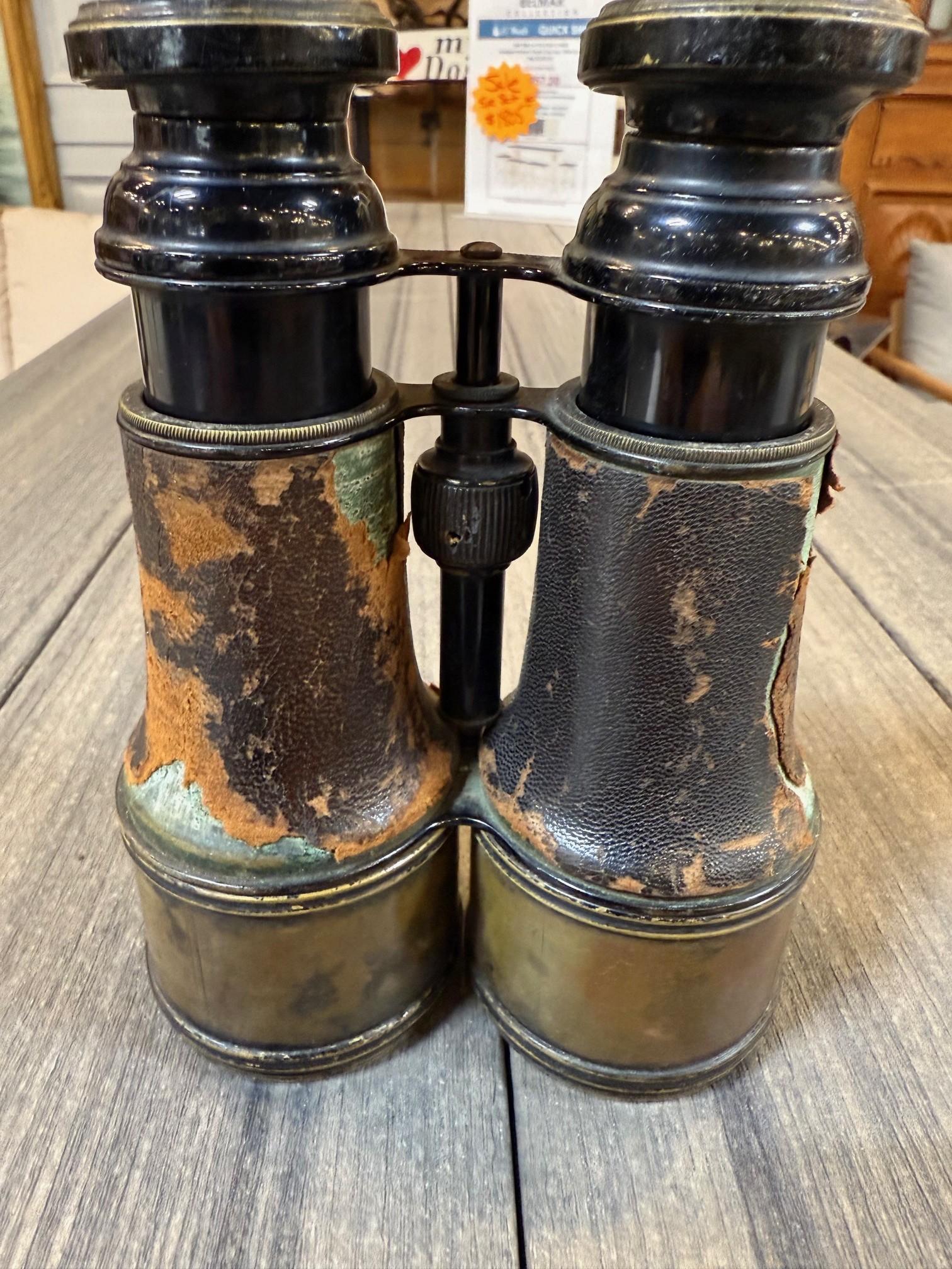 Antique French FT Binocolo in pelle e ottone Parigi dei primi del Novecento In condizioni discrete in vendita a Stamford, CT