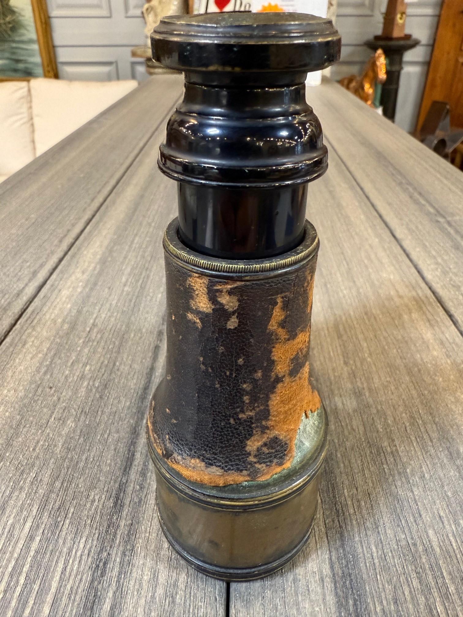 XX secolo Antique French FT Binocolo in pelle e ottone Parigi dei primi del Novecento in vendita