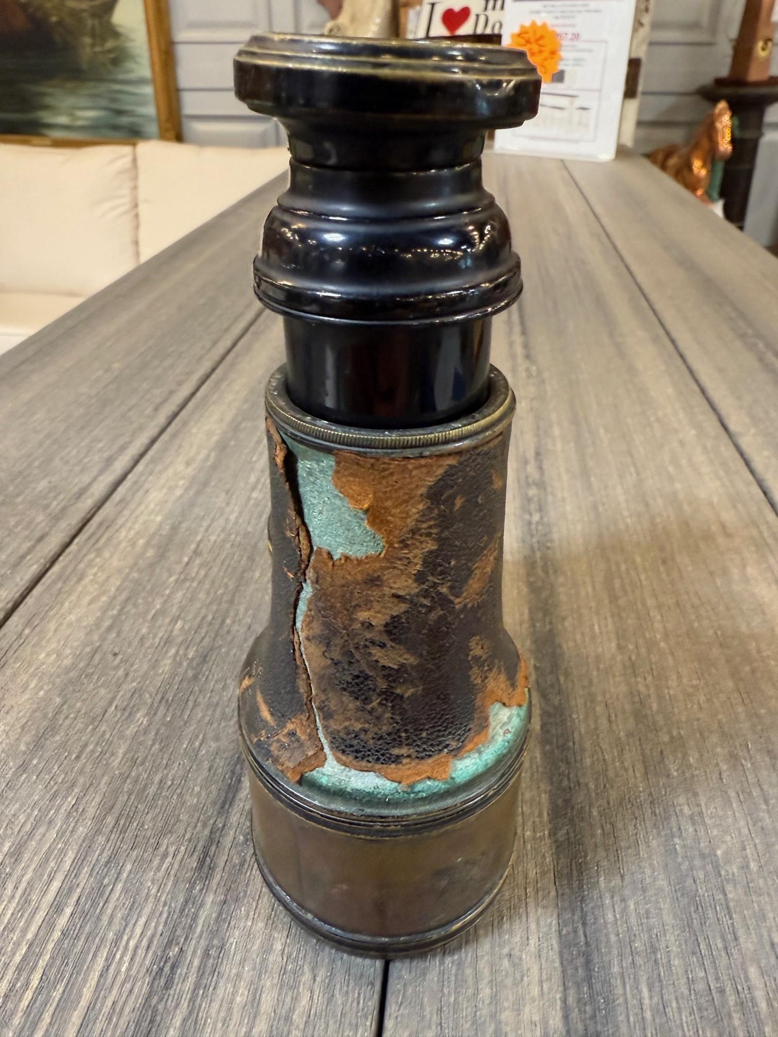 Metallo Antique French FT Binocolo in pelle e ottone Parigi dei primi del Novecento in vendita