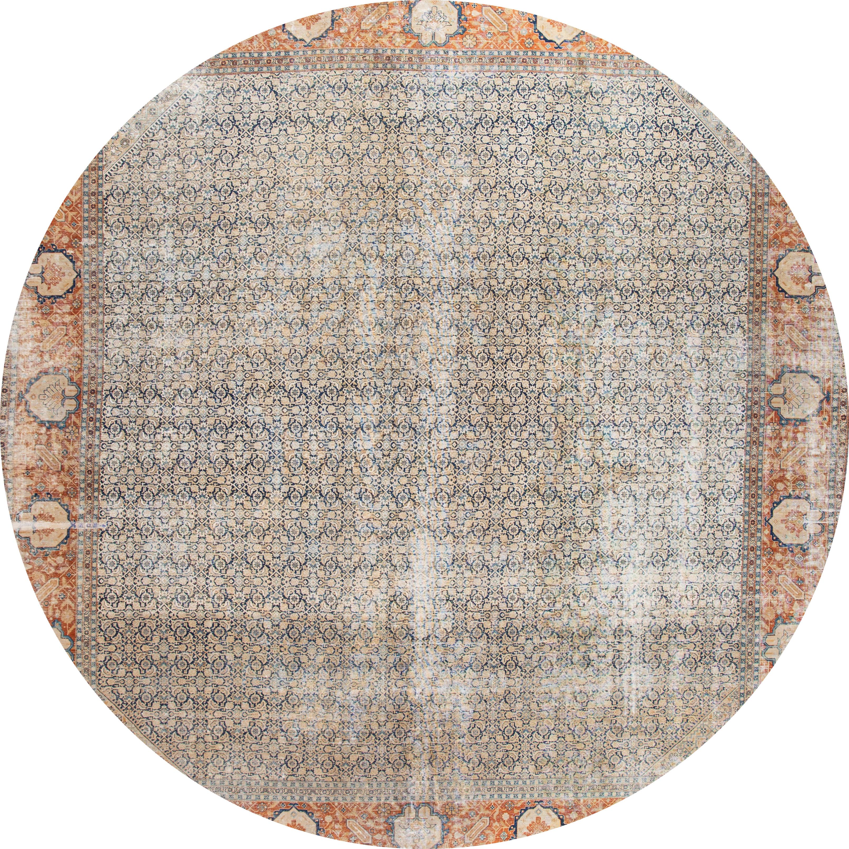 Un antico tappeto Tabriz quadrato con campo grigio e accenti blu e pesca in un disegno floreale e vitigno simmetrico e interconnesso. Questa lana annodata a mano.
Questo tappeto misura: 13