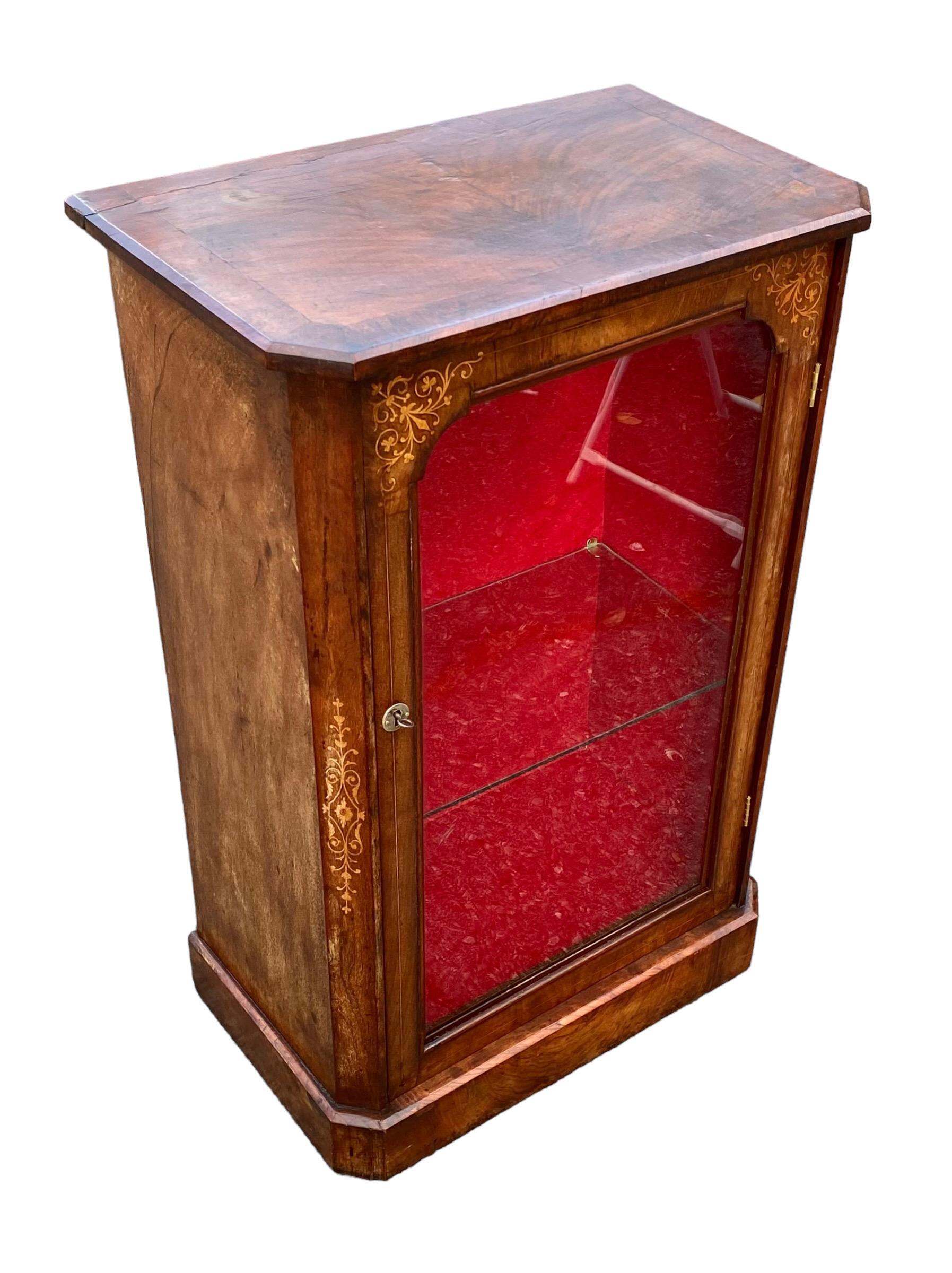 Circa 1910 antique Edwardian, marquetterie, meuble à pilier en noyer figuré. Le plateau rectangulaire en noyer figuré, aux bords moulurés, est surmonté d'une frise en marqueterie de bois exotiques. La porte vitrée, ornée d'une marqueterie complexe