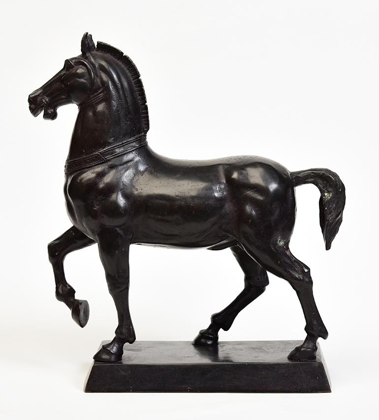 Early 20th Century, Antique French Bronze Walking Horse In Good Condition For Sale In Sampantawong, TH