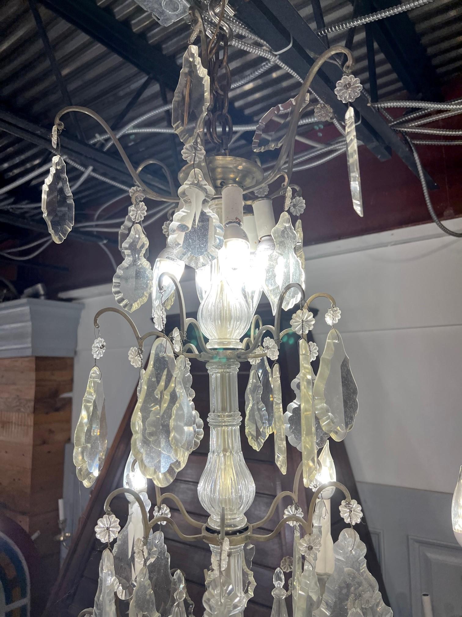 Lustre à six bras de lumière en laiton et cristal du début du 20e siècle, de style antique français  en vente 4