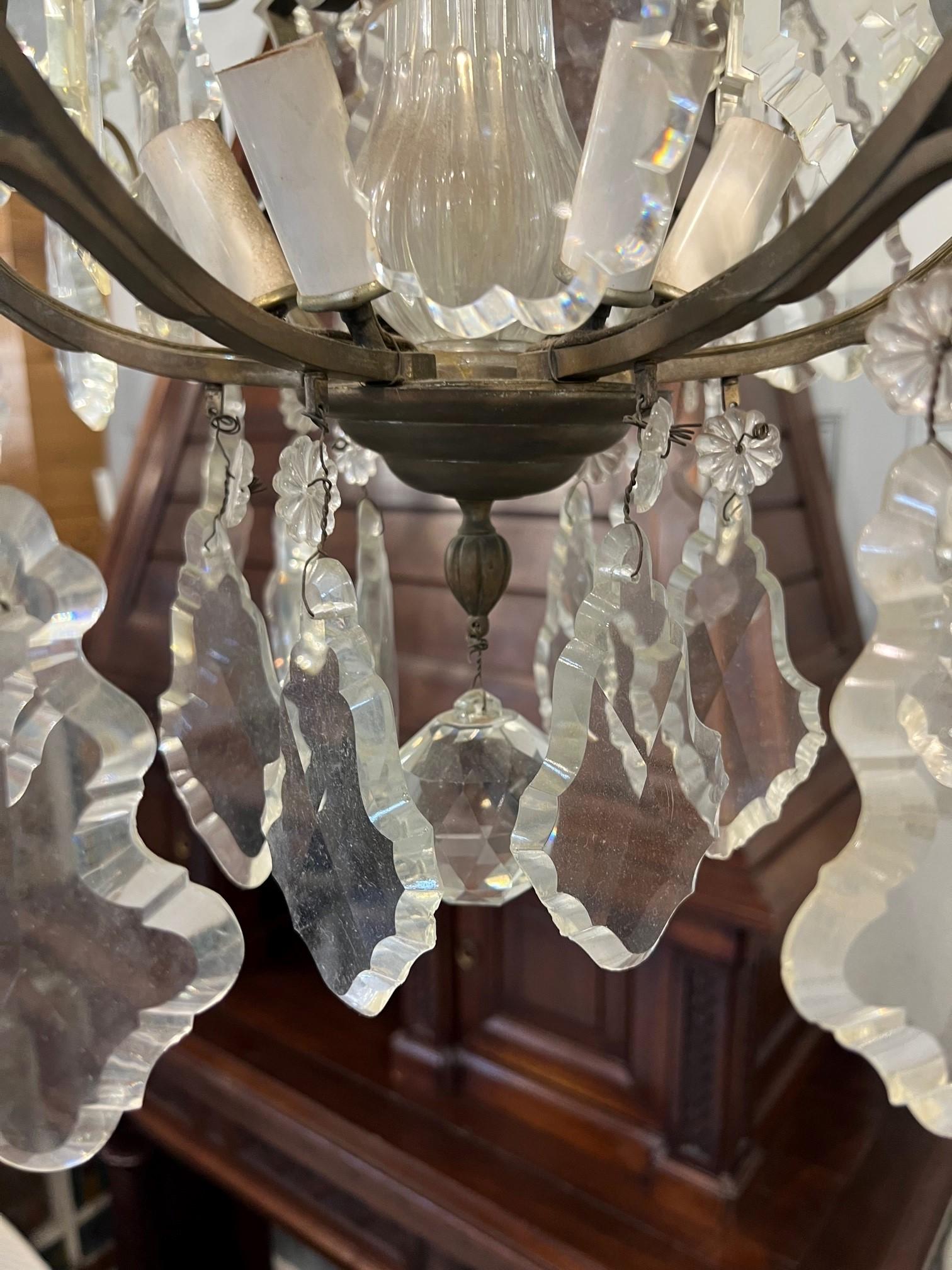 Lustre à six bras de lumière en laiton et cristal du début du 20e siècle, de style antique français  en vente 6