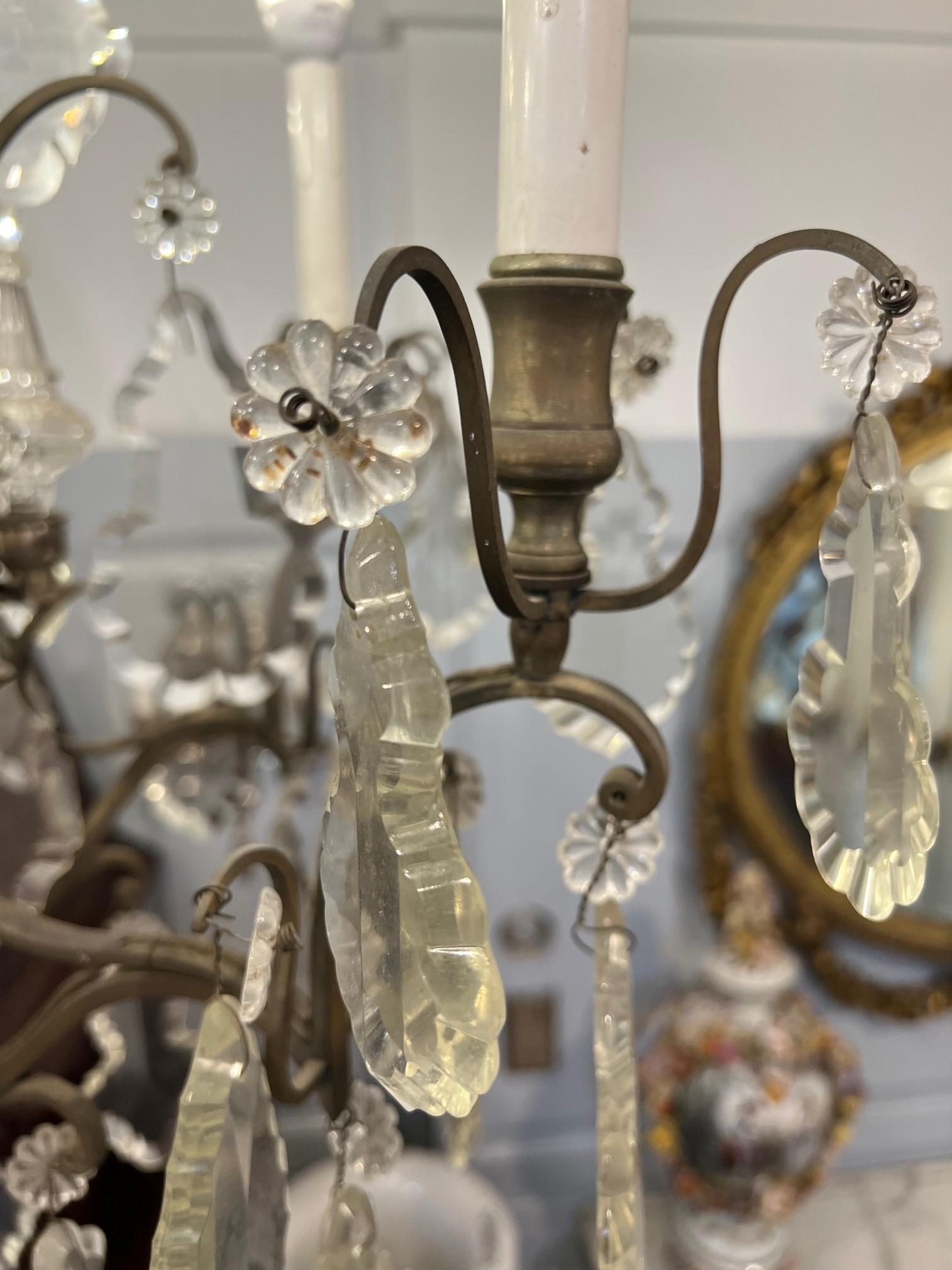 Lustre à six bras de lumière en laiton et cristal du début du 20e siècle, de style antique français  en vente 7