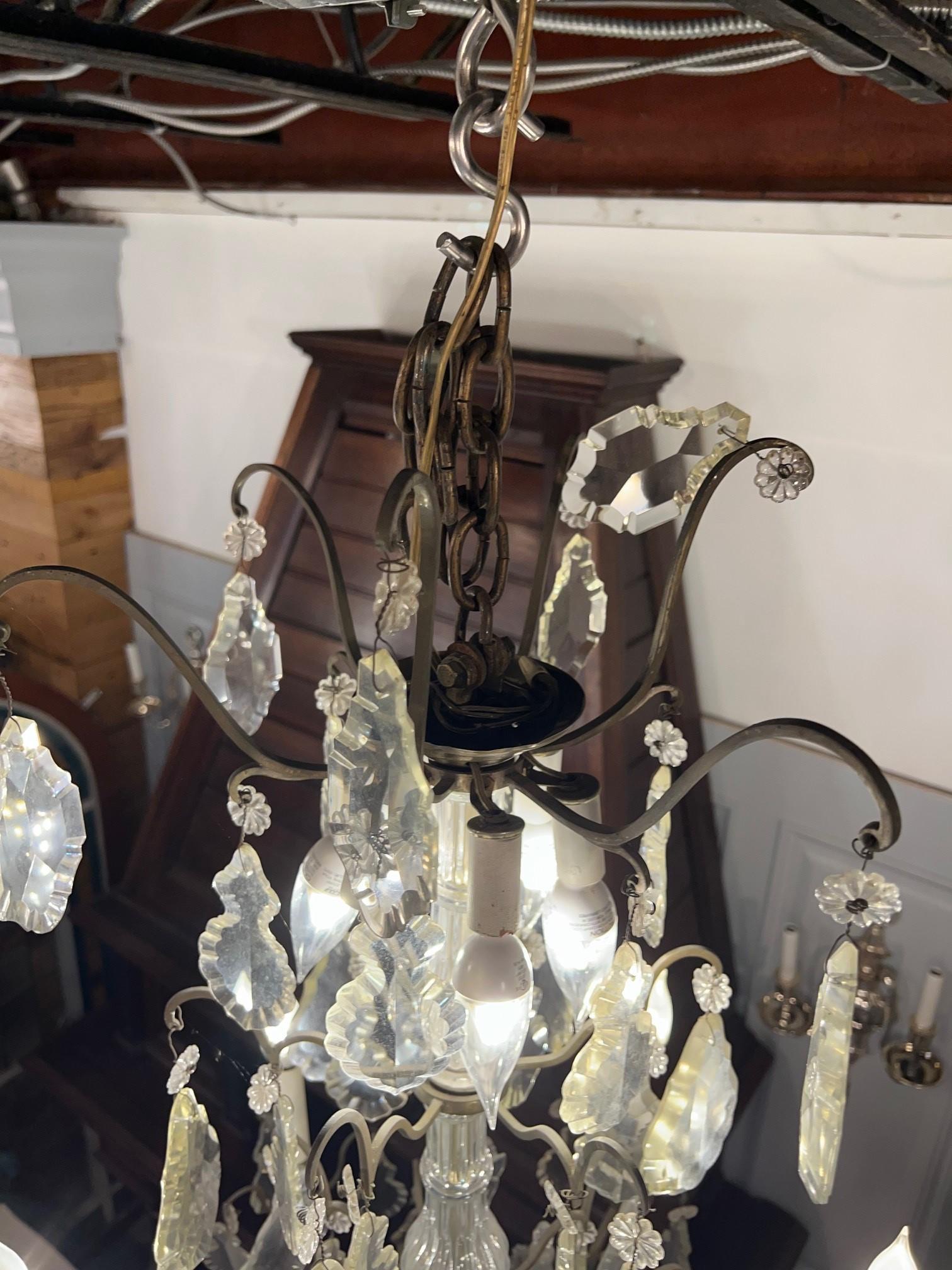 Lustre à six bras de lumière en laiton et cristal du début du 20e siècle, de style antique français  en vente 10