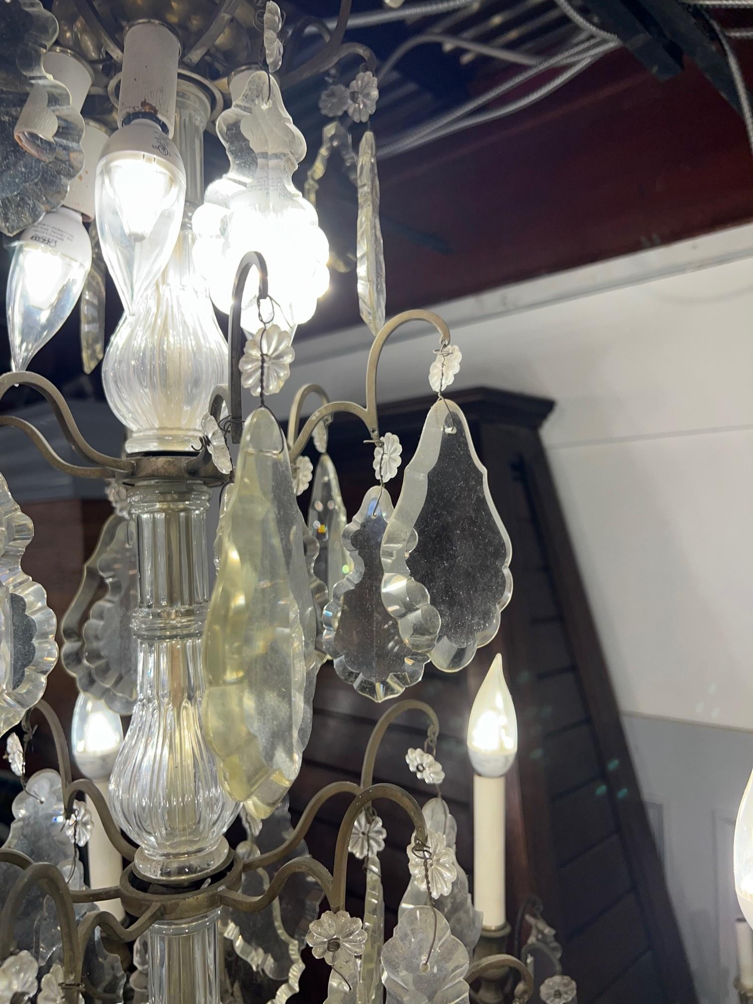 Lustre à six bras de lumière en laiton et cristal du début du 20e siècle, de style antique français  en vente 11