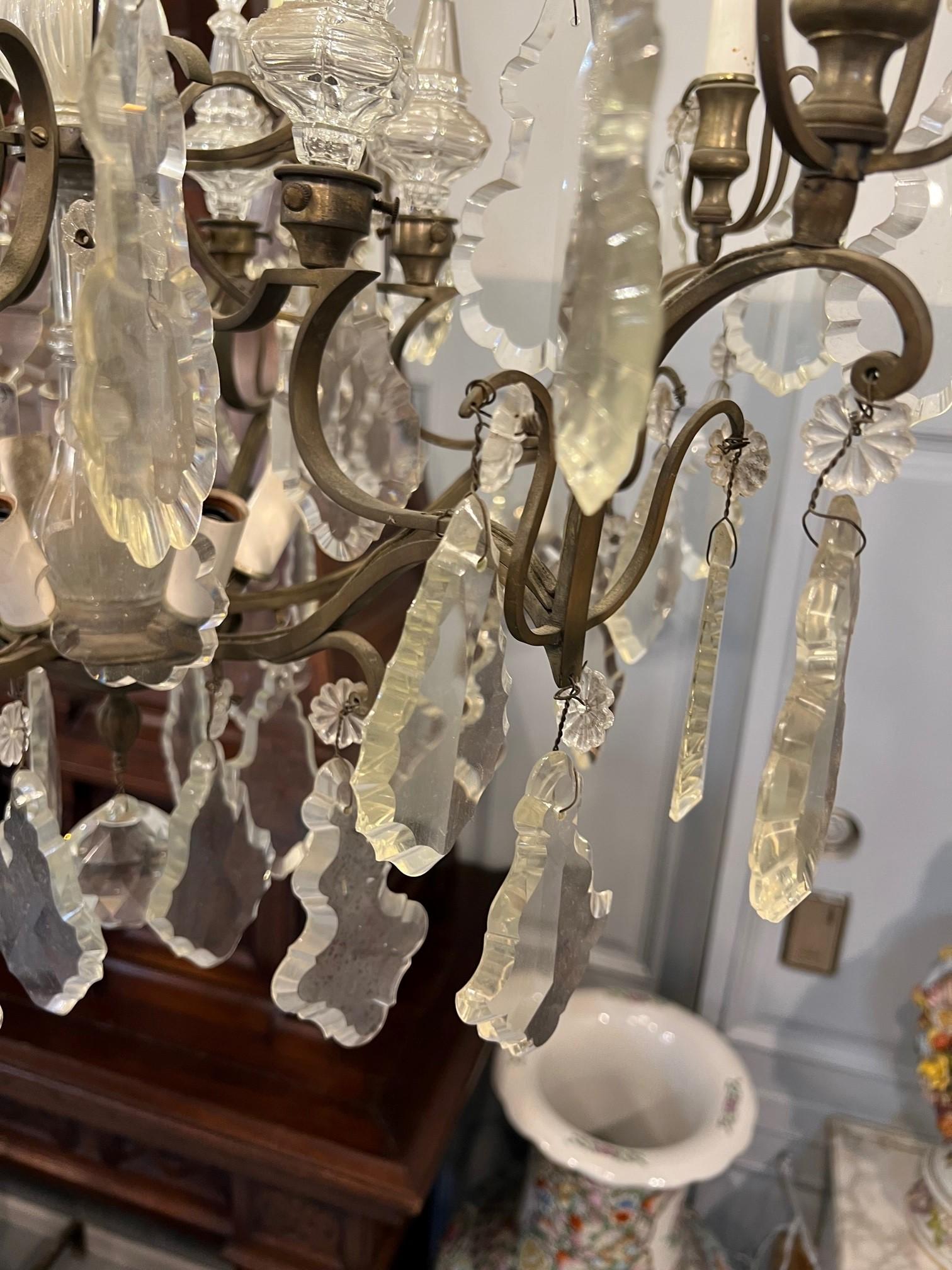 Lustre à six bras de lumière en laiton et cristal du début du 20e siècle, de style antique français  en vente 12
