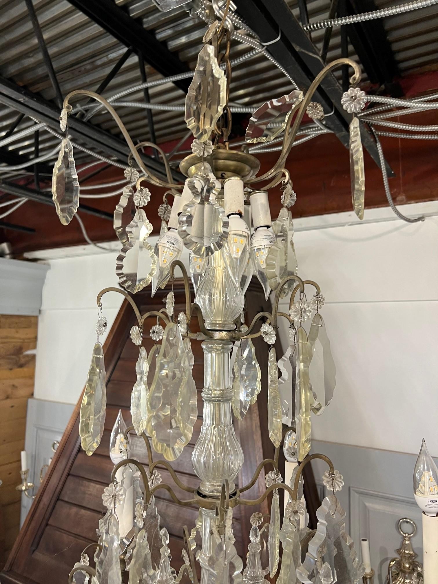 20ième siècle Lustre à six bras de lumière en laiton et cristal du début du 20e siècle, de style antique français  en vente
