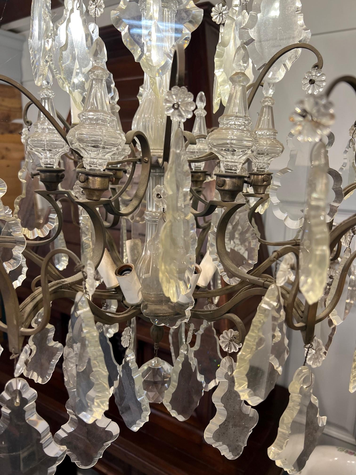Lustre à six bras de lumière en laiton et cristal du début du 20e siècle, de style antique français  en vente 3