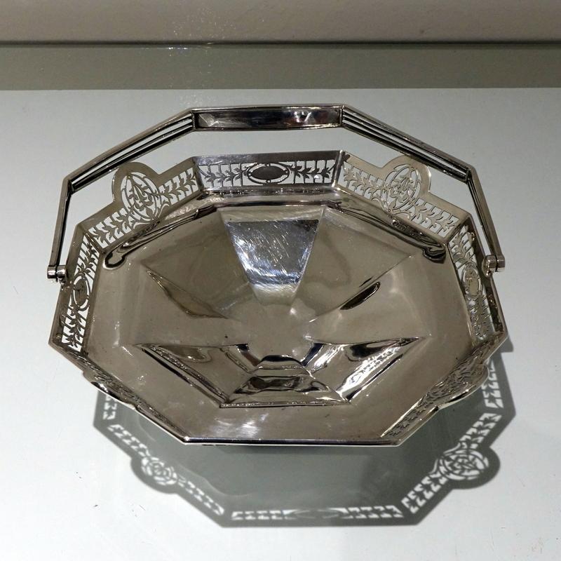 British Early 20th Century Antique George V Sterling Silver Cake Basket Sheffield, 1923 For Sale