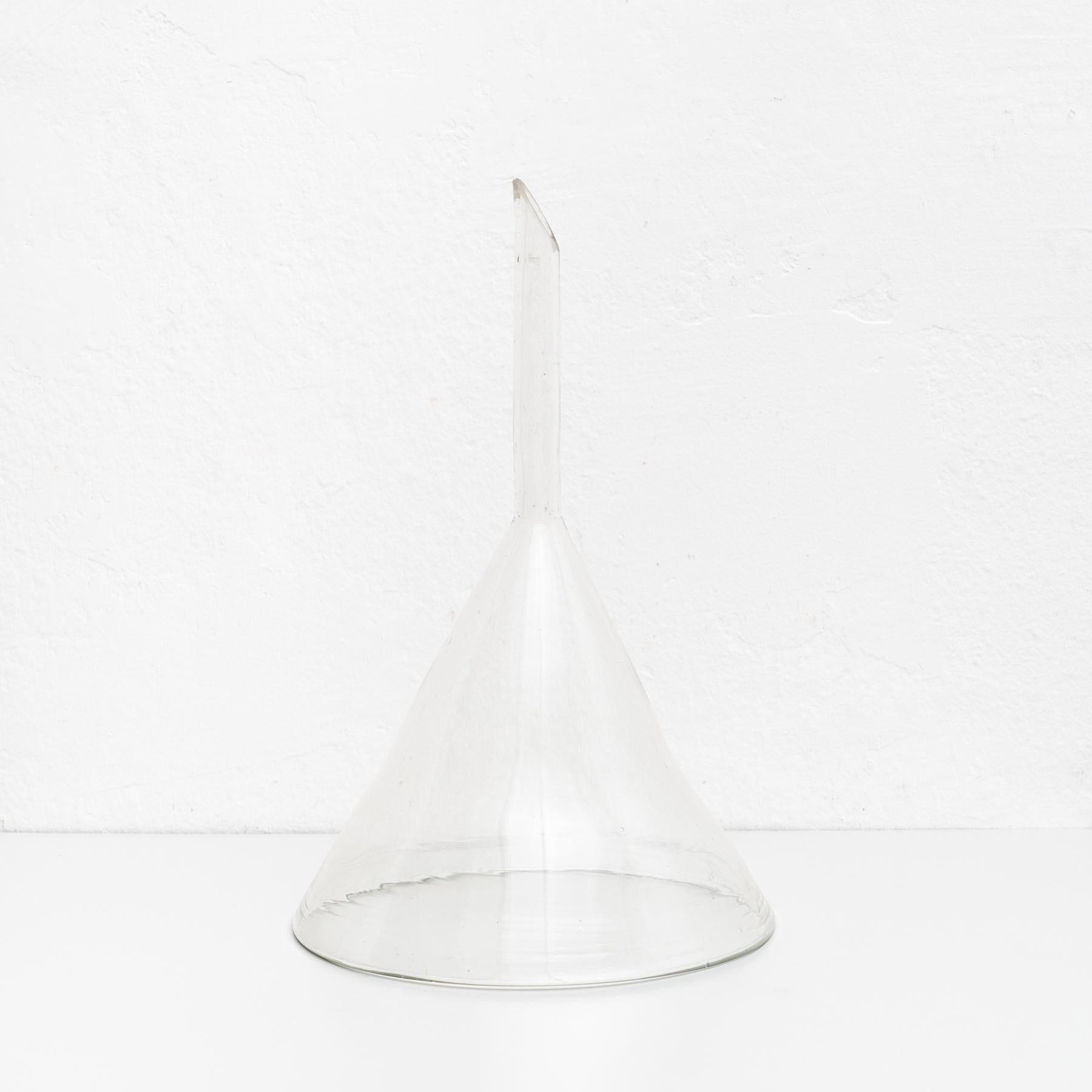 Embudo de cristal español antiguo.    De fabricante desconocido, España, principios del siglo XX.    En su estado original, con pequeños desgastes propios de la edad y el uso, conserva una hermosa pátina.    Materiales:  Vidrio     