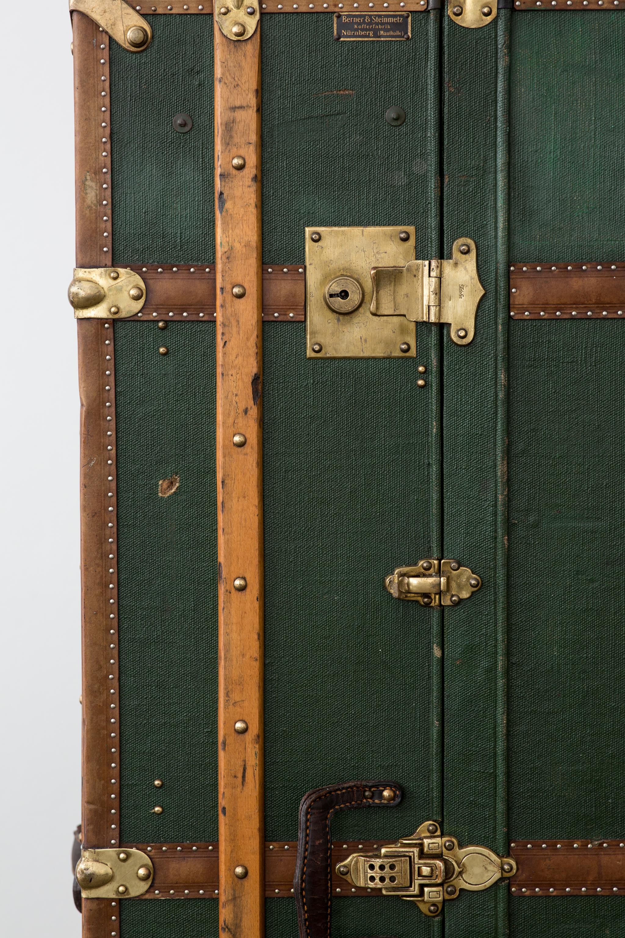 Early 20th Century Antique Green Wardrobe Linen Steamer Trunk In Good Condition In Vienna, AT