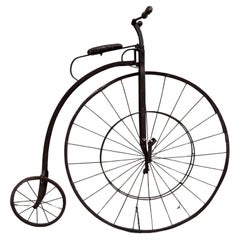 Bicicletta antica a ruota alta dei primi del Novecento 