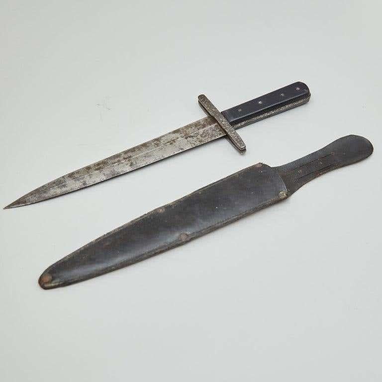 Early 20th Century Antique Hunter Knife with Leather Case For Sale 4