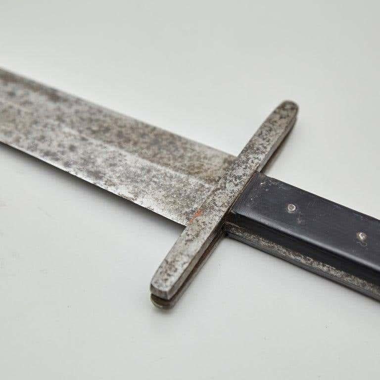 Early 20th Century Antique Hunter Knife with Leather Case For Sale 7