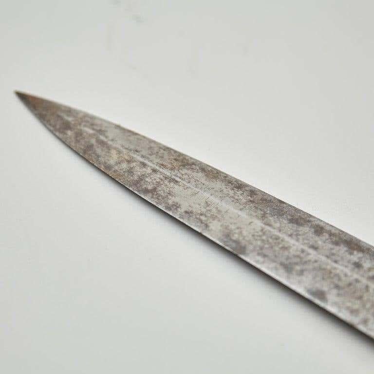 Early 20th Century Antique Hunter Knife with Leather Case For Sale 8