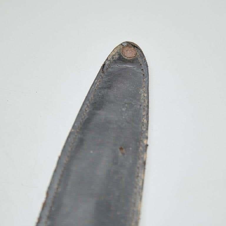 Early 20th Century Antique Hunter Knife with Leather Case For Sale 9