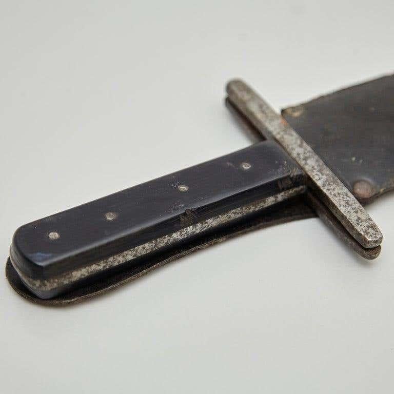 Early 20th Century Antique Hunter Knife with Leather Case For Sale 11