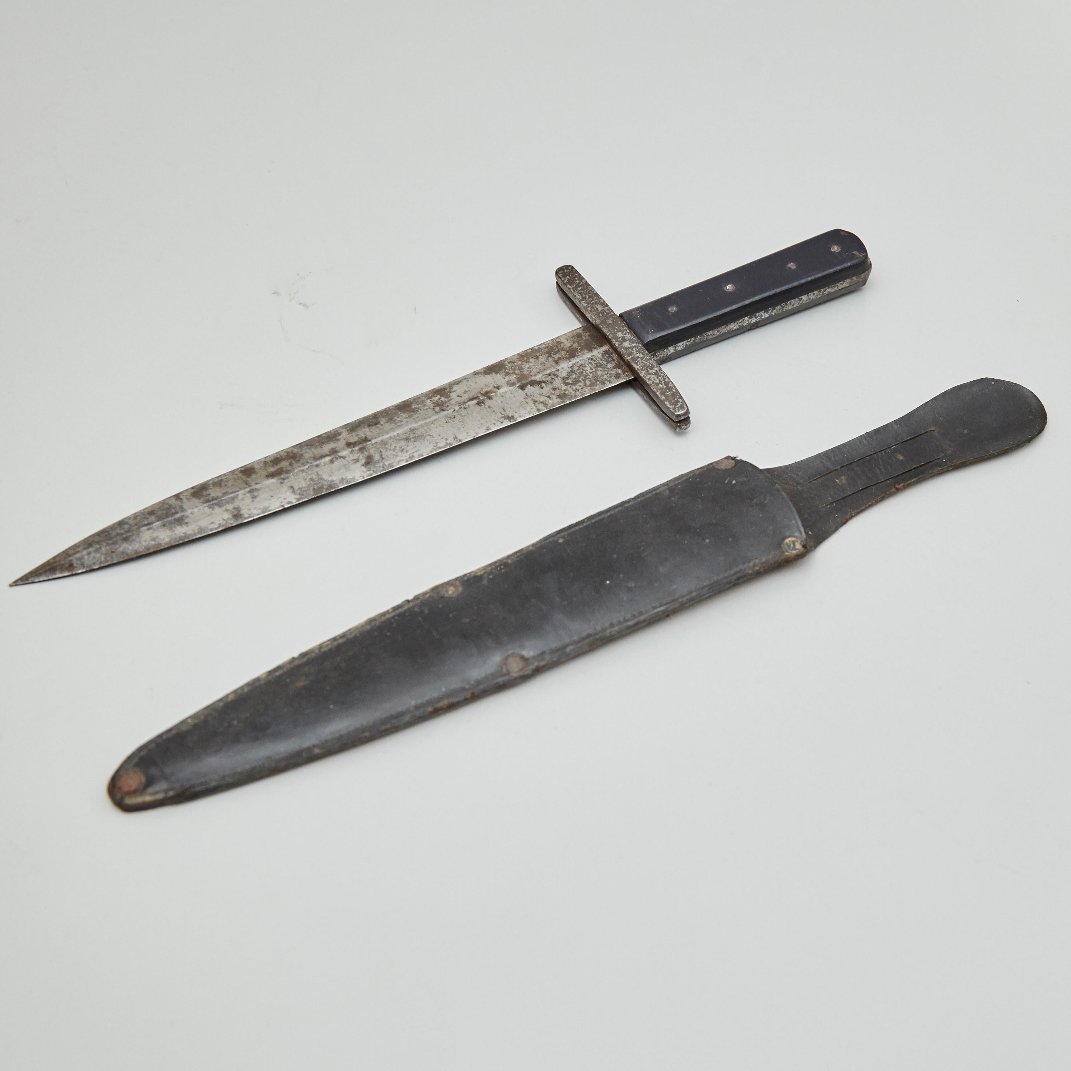 Early 20th century antique hunter knife with leather case.
By unknown artisan from Spain.

In original condition, with minor wear consistent with age and use, preserving a beautiful patina. 

Materials:
Metal
Leather

Dimensions:
D 2 cm x