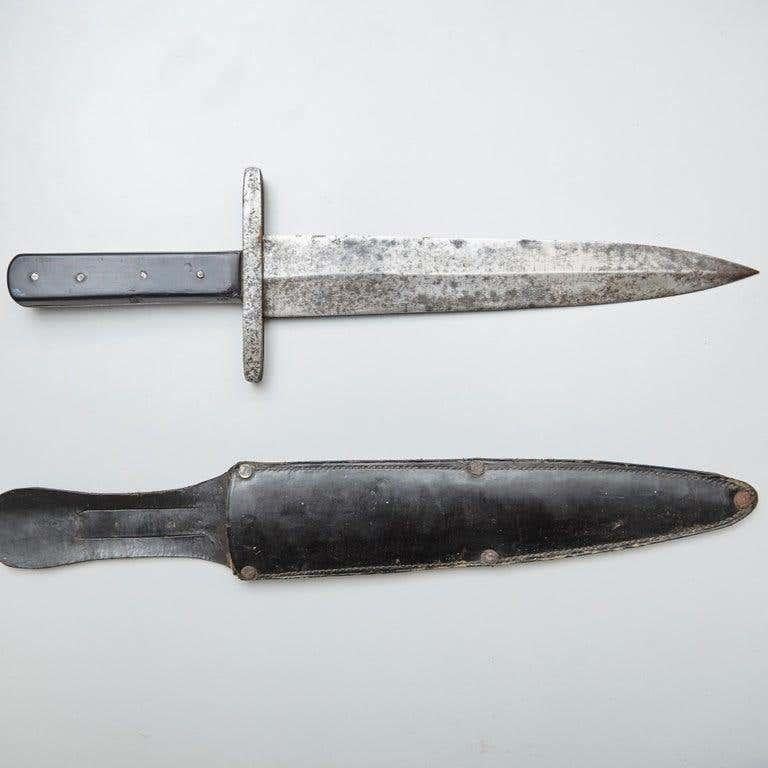 Spanish Early 20th Century Antique Hunter Knife with Leather Case For Sale