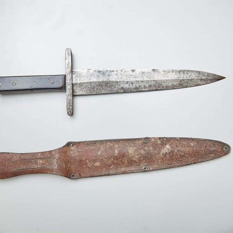 Early 20th Century Antique Hunter Knife with Leather Case In Good Condition For Sale In Barcelona, ES