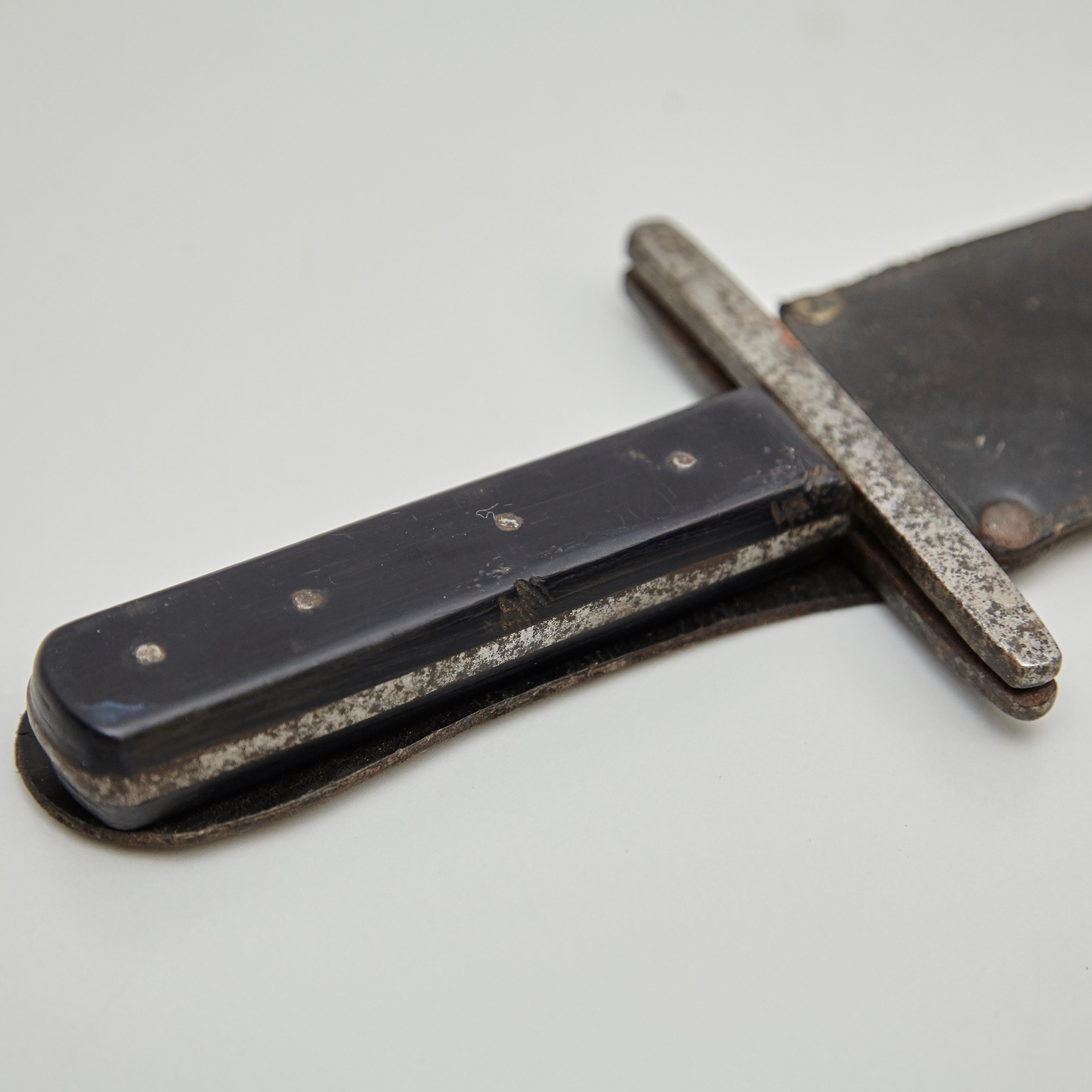 Early 20th Century Antique Hunter Knife with Leather Case In Good Condition In Barcelona, Barcelona