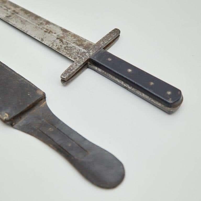 Early 20th Century Antique Hunter Knife with Leather Case For Sale 3