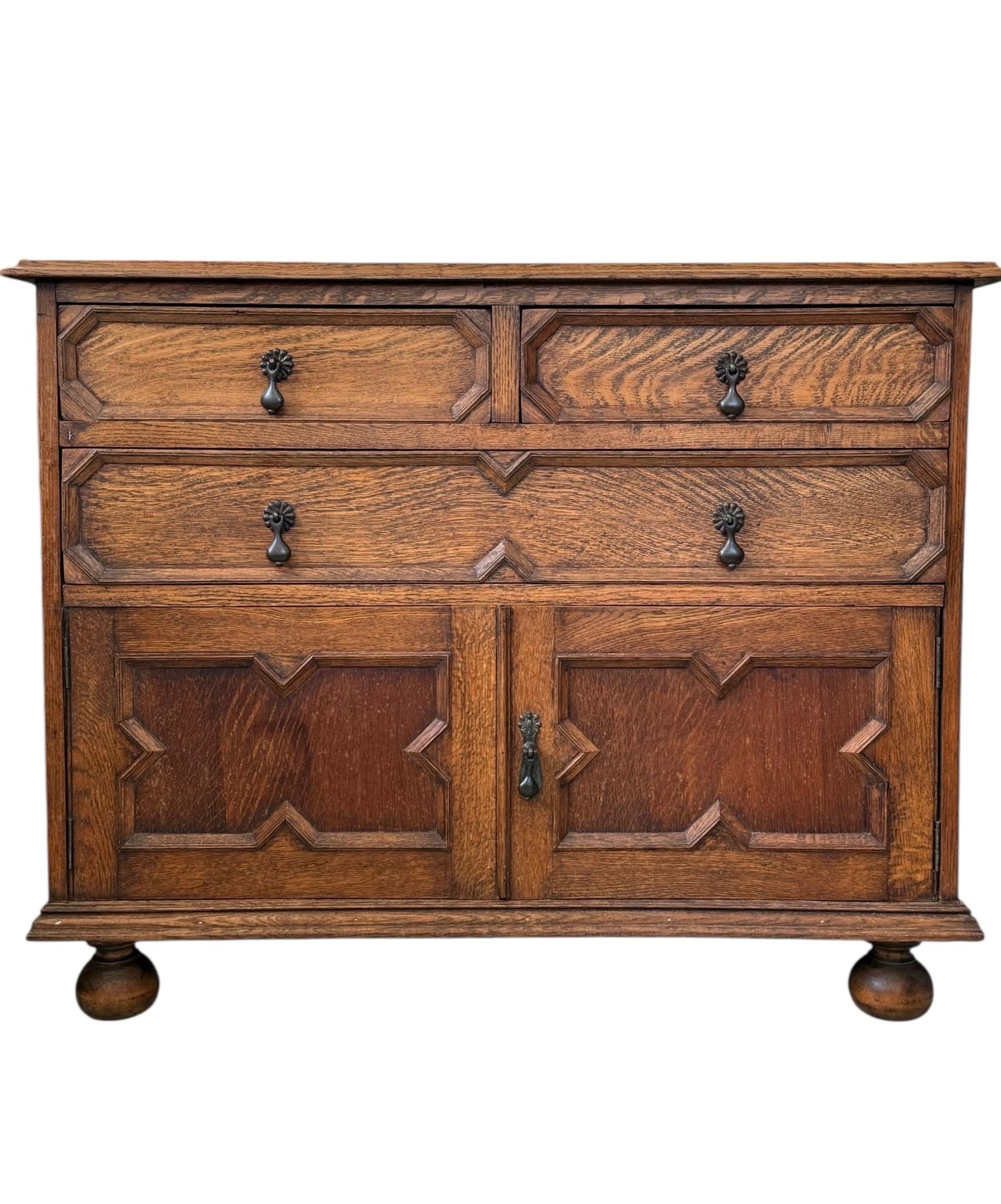  Il mobile è in stile giacobino, originario dell'Inghilterra dei primi anni del XVII secolo. È costruito in rovere massiccio con una finitura ricca e naturale che mette in risalto le venature del legno. Il design comprende tre cassetti sopra due