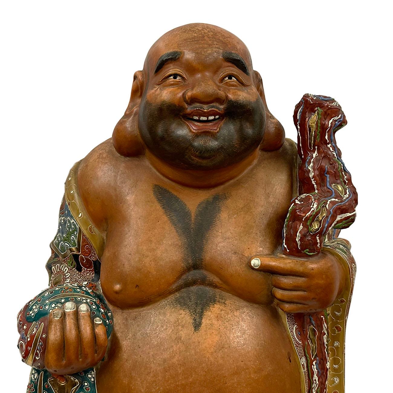 Dies ist ein authentischer antiker japanischer Buddha, Hotei aus den frühen 1900er Jahren.
Es stammt aus Kutani, einer berühmten Ofenregion im Dorf Kutani, das heute zur Stadt Kaga gehört. Dieser Porzellanstil ist bekannt für seine vielfältigen