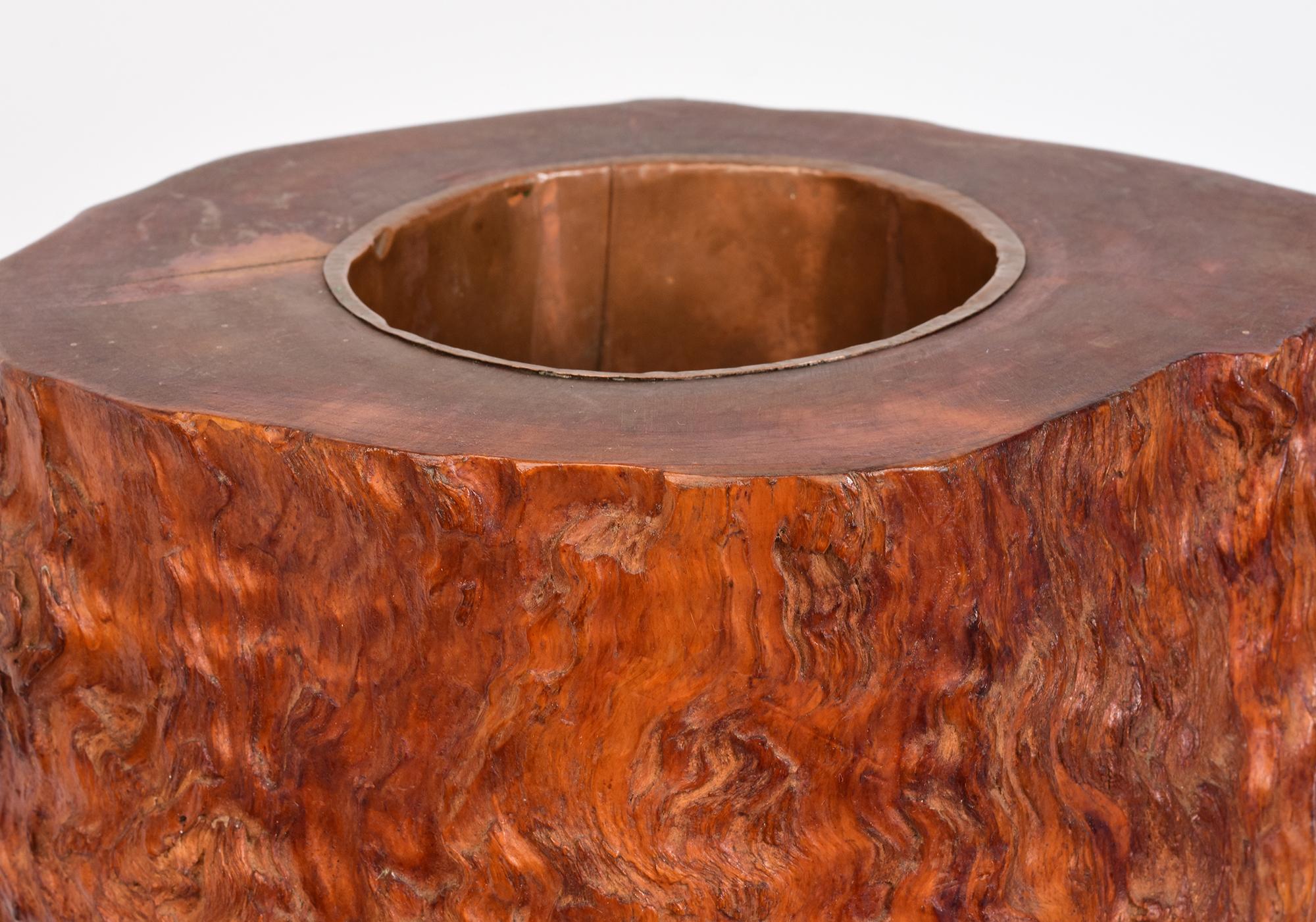 Antico vaso a spazzola giapponese di grandi dimensioni in legno di radica.

Età: Giappone, inizio XX secolo
Dimensioni: Altezza 46,5 C.M. / Larghezza 29,5 C.M.
Condizioni: Buone condizioni generali (qualche degrado previsto a causa