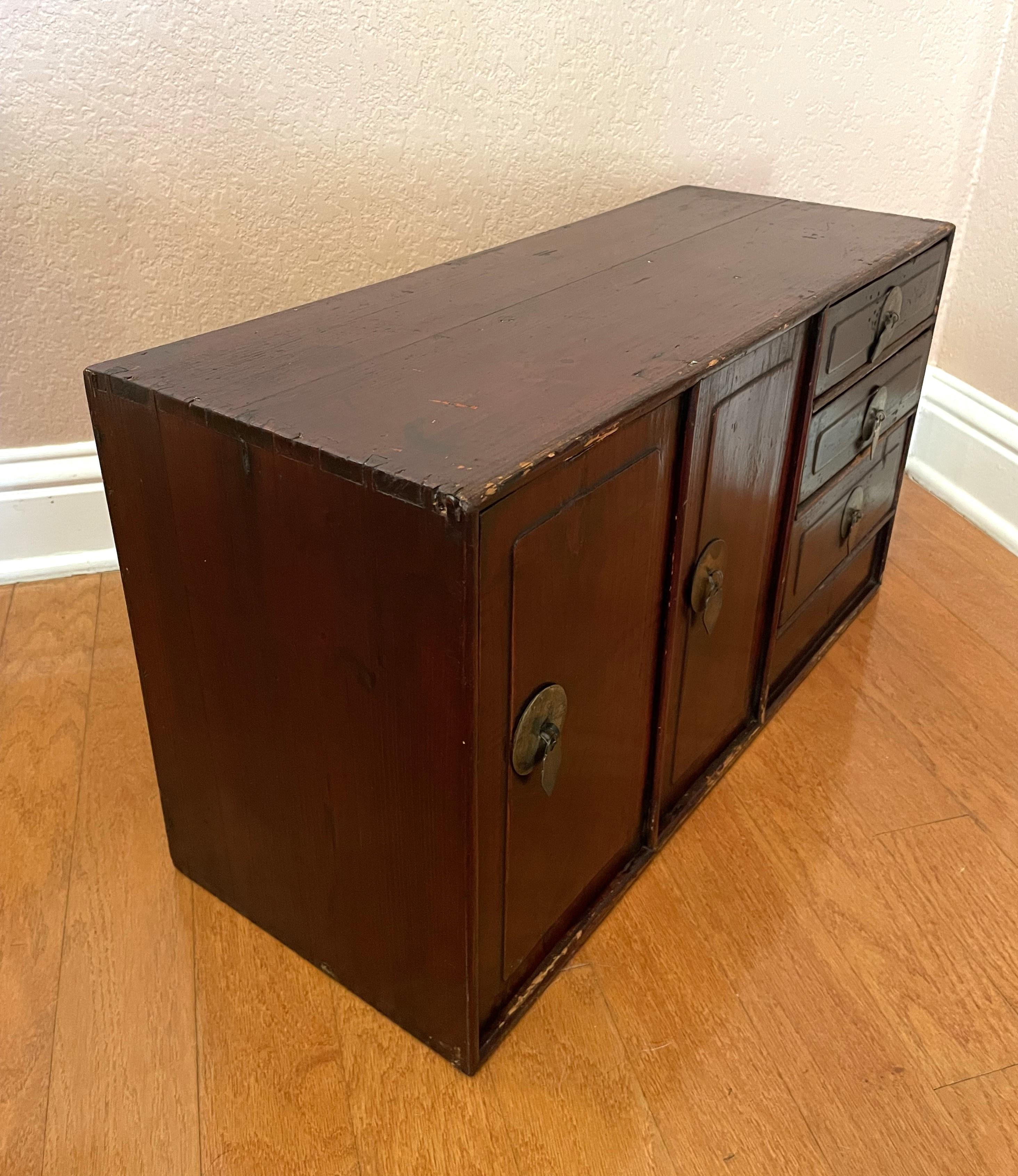 Early 20th-Century Antique Japanese Table-Top Tansu In Excellent Condition For Sale In Austin, TX