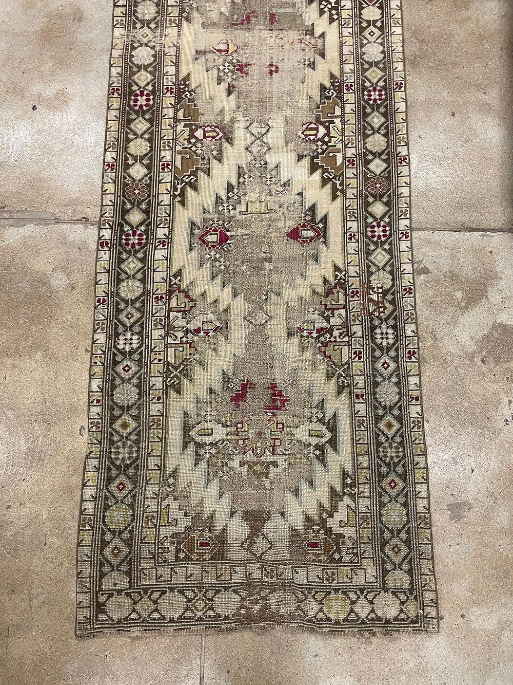 Adéntrate en un mundo de belleza y encanto intemporales con esta alfombra Karabagh. Esta exquisita alfombra es un testimonio del arte y la artesanía que han dado renombre a las alfombras Karabagh a lo largo de los siglos.

En el corazón de esta