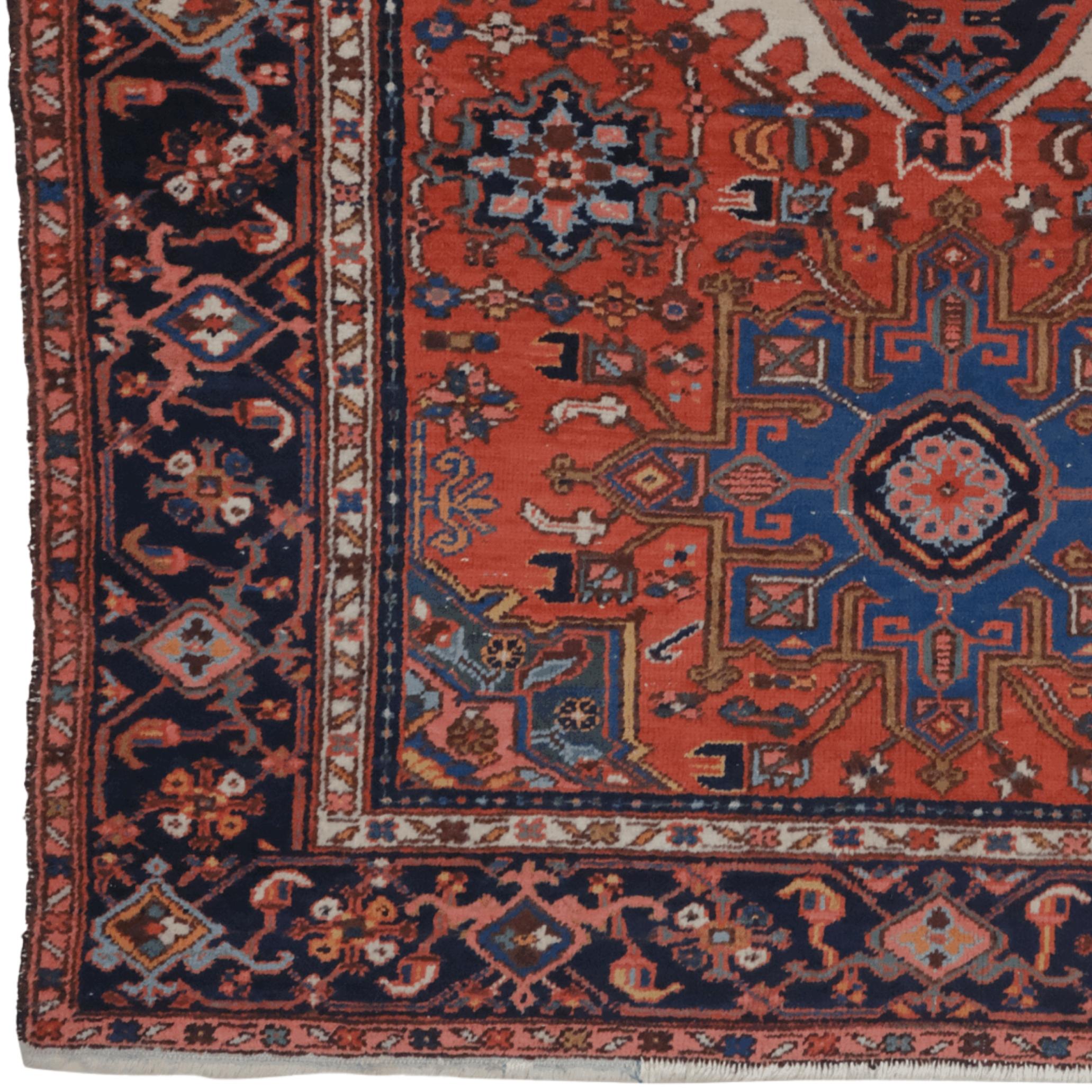 Esta excepcional alfombra Karaja fue meticulosamente tejida a mano en Irán a principios del siglo XX. Mide 145 x 195 cm y muestra las características distintivas del estilo de tejido tradicional del noroeste de Irán. Con un rico campo rojo adornado