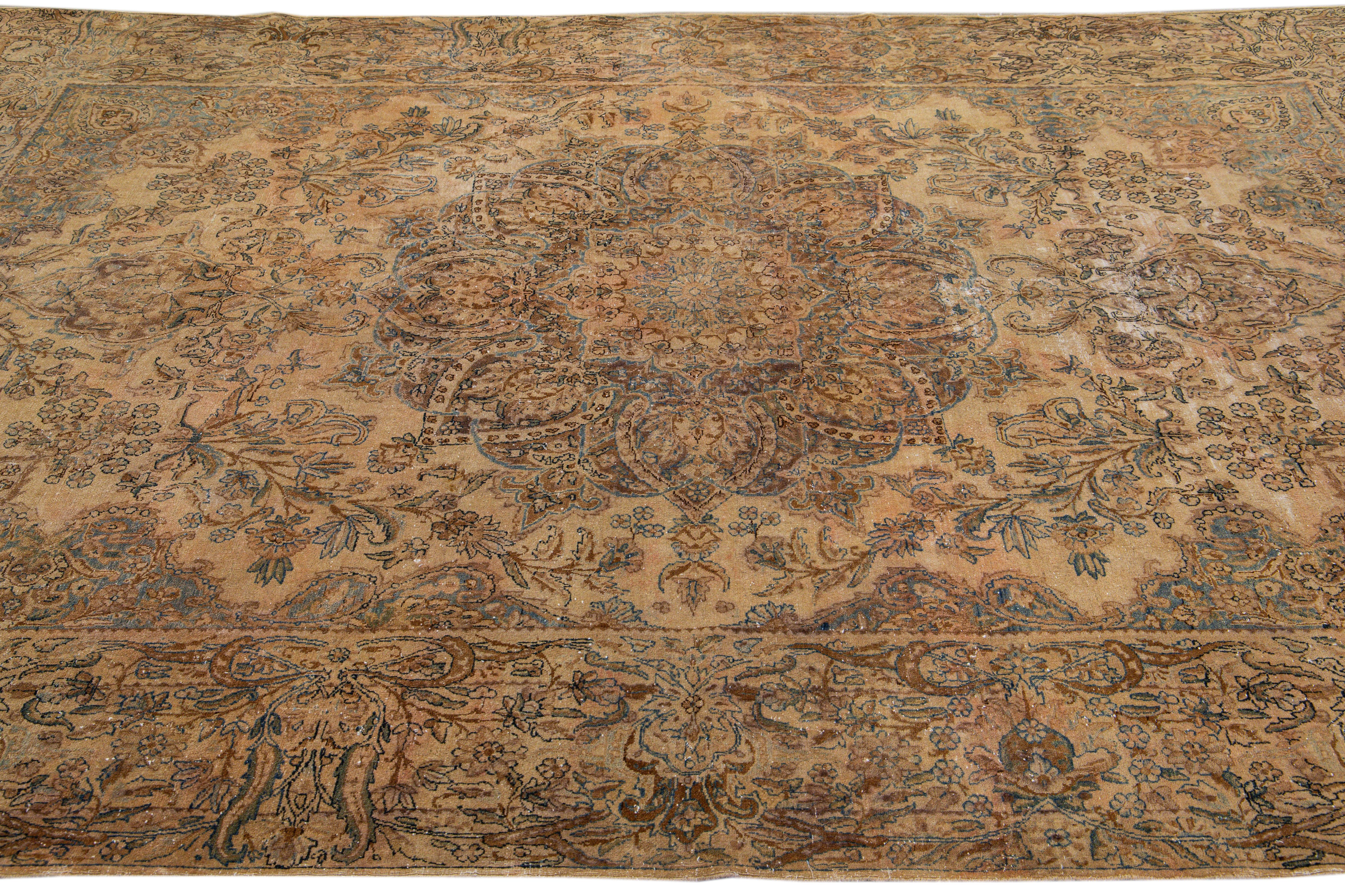 Antiker Kerman Handgefertigter Medaillon Tan Wollteppich im Zustand „Starke Gebrauchsspuren“ im Angebot in Norwalk, CT